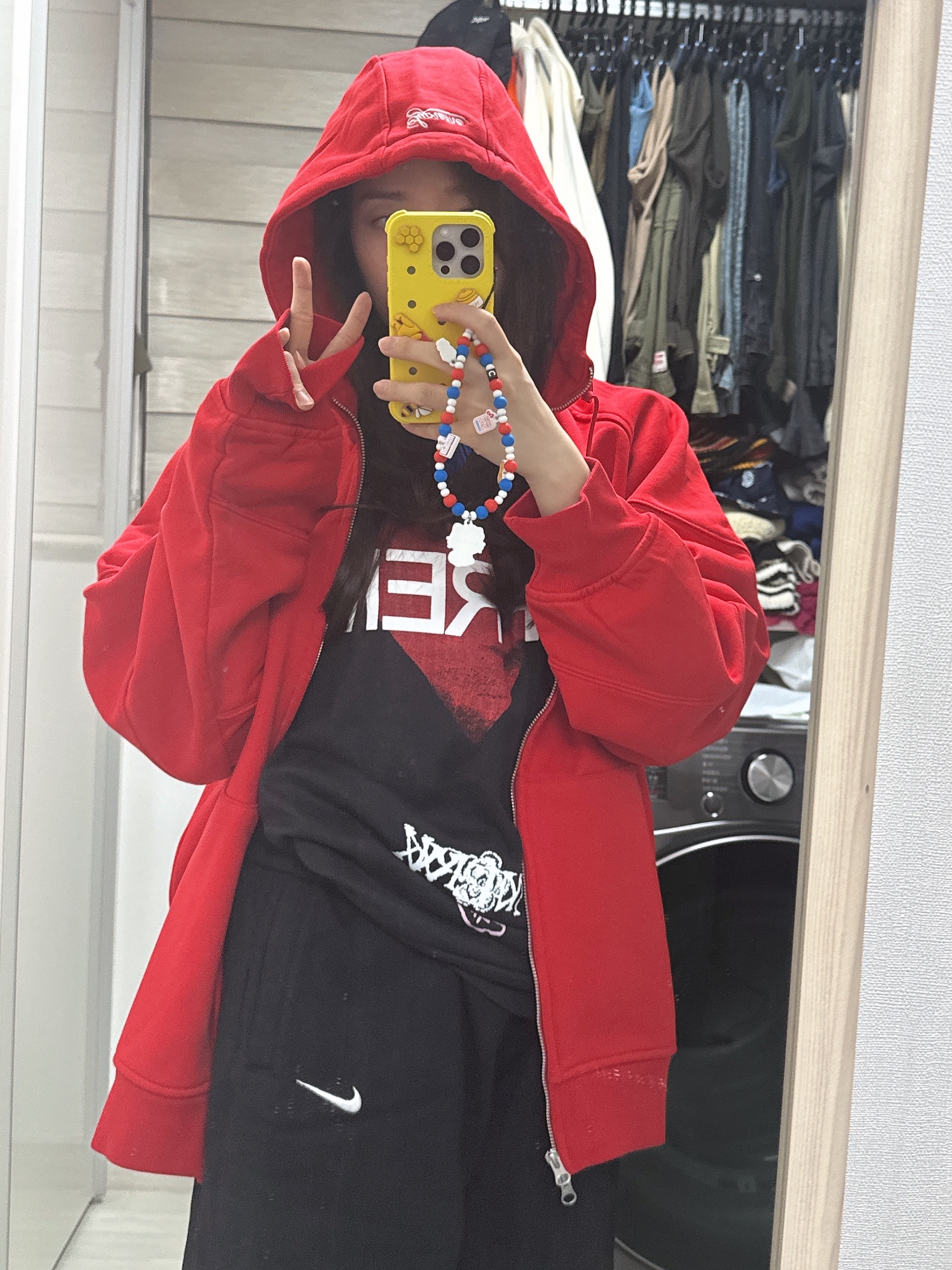 Supreme Announcing T-Shirt Black - 25SS, Supreme x Nike Zip Up Hooded Sweatshirt Red - 25SS 착용 스타일 - 1