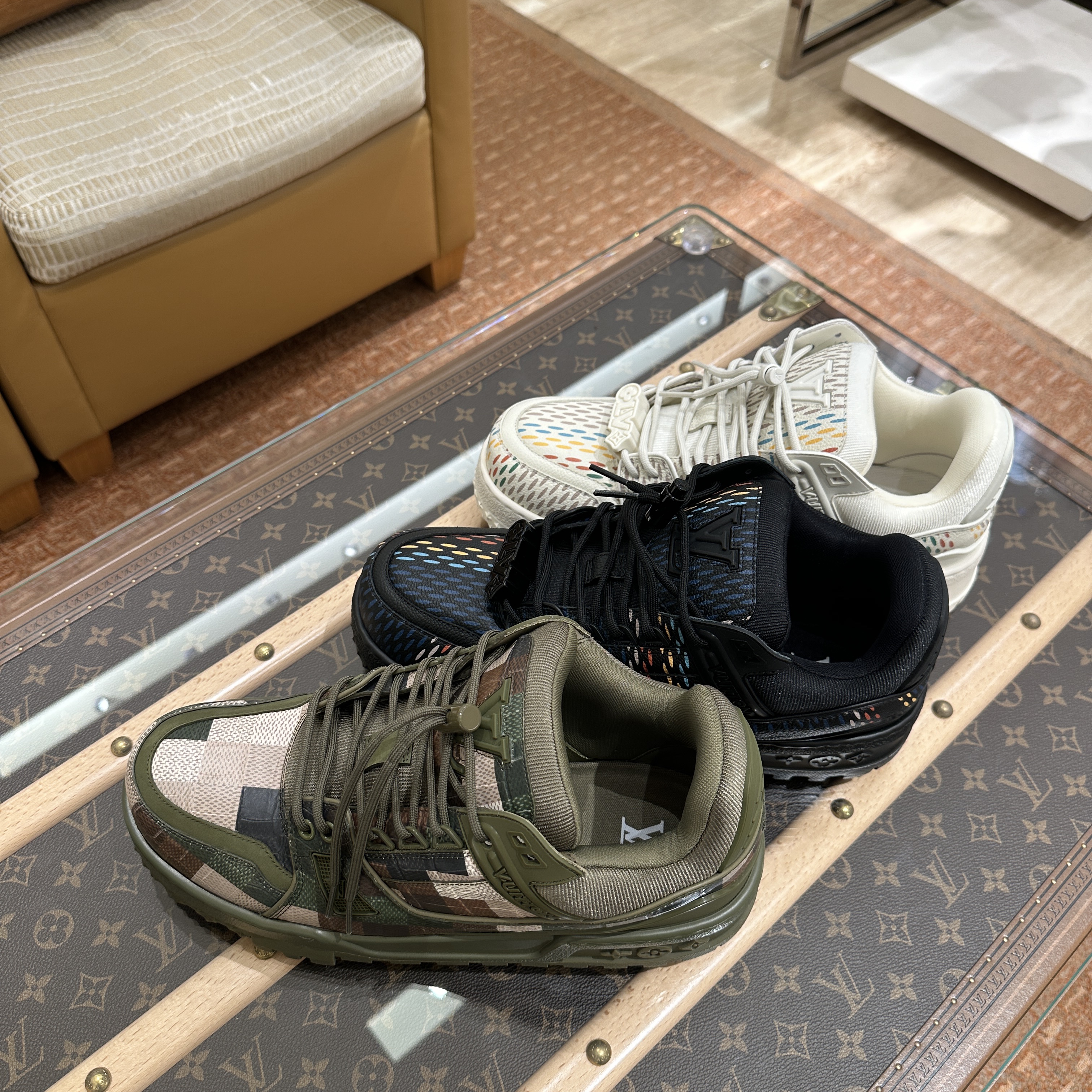 Louis Vuitton LV Trainer Maxi Sneakers Khaki Green, Louis Vuitton LV Trainer Maxi Sneaker Black 착용 스타일
