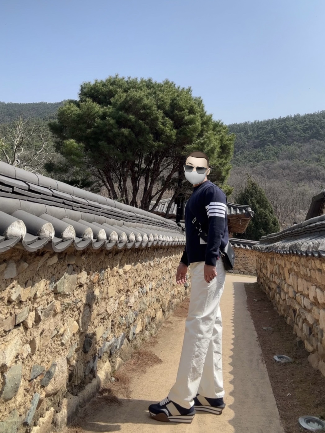 Tom Ford Suede Technical Fabric James Sneakers Midnight Blue Beige Cream, Prada Saffiano Leather Shoulder Bag Black 착용 스타일 - 2