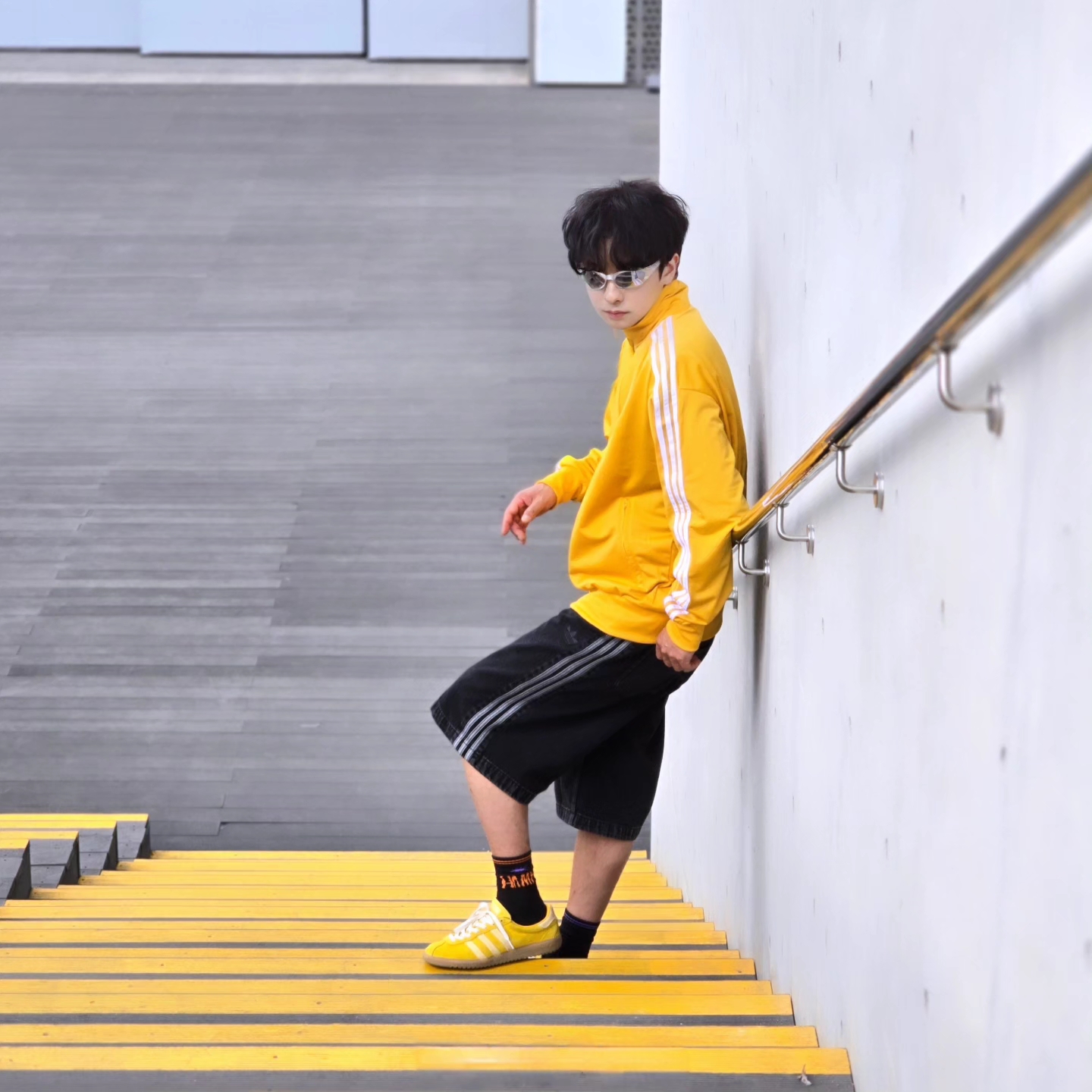 Adidas Adicolor Classic Firebird Track Top Preloved Yellow - KR Sizing, Adidas Adicolor Denim Firebird Shorts True Black Denim - KR Sizing 착용 스타일 - 1