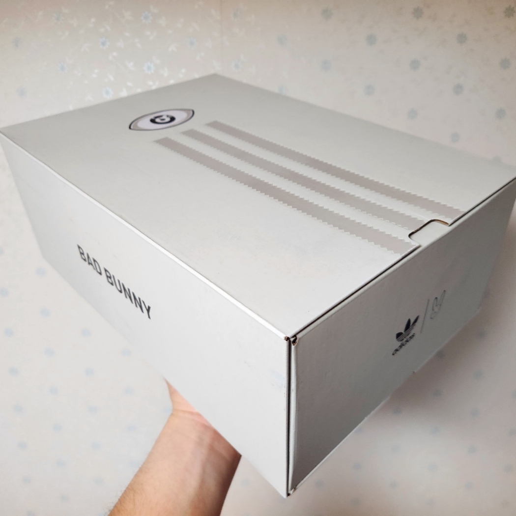 Adidas x Bad Bunny Campus Dark Brown Chalk White 착용 스타일 - 1
