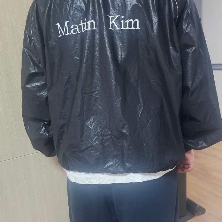 (W) Matin Kim Logo Coating Jumper Black 착용 스타일 - 1