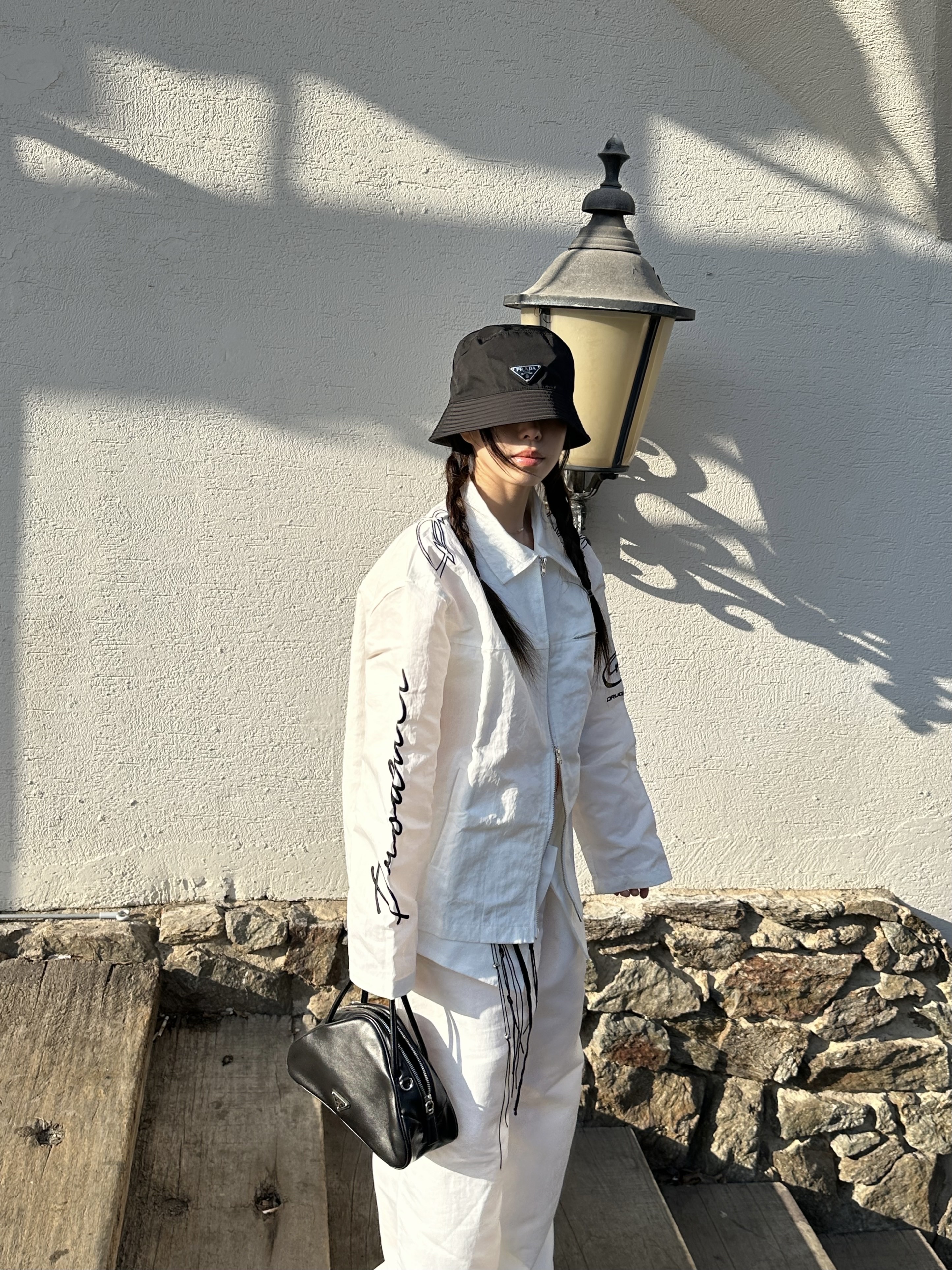 (W) Prada Re-Nylon Bucket Hat Black 착용 스타일 - 1