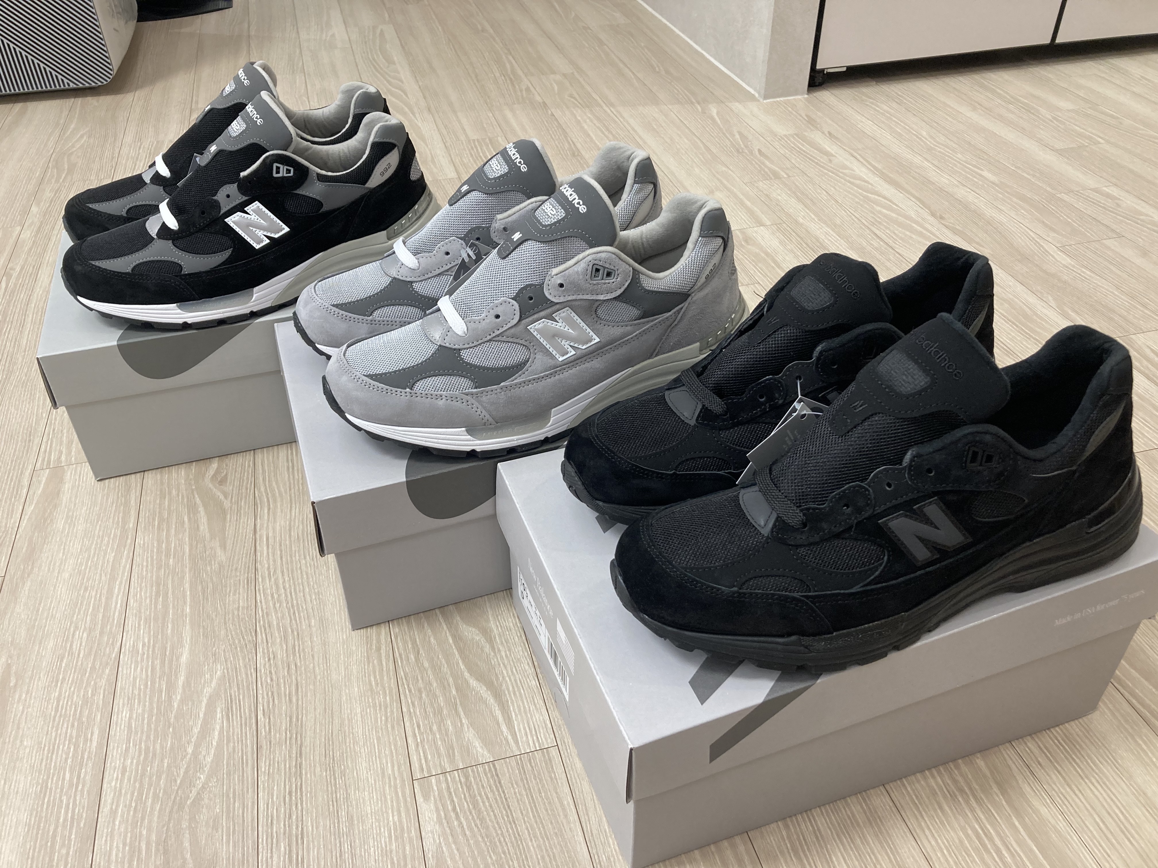 New Balance 992 Made in USA Core Grey Silver Metallic, New Balance 992 Made in USA Core Black Grey 착용 스타일 - 1