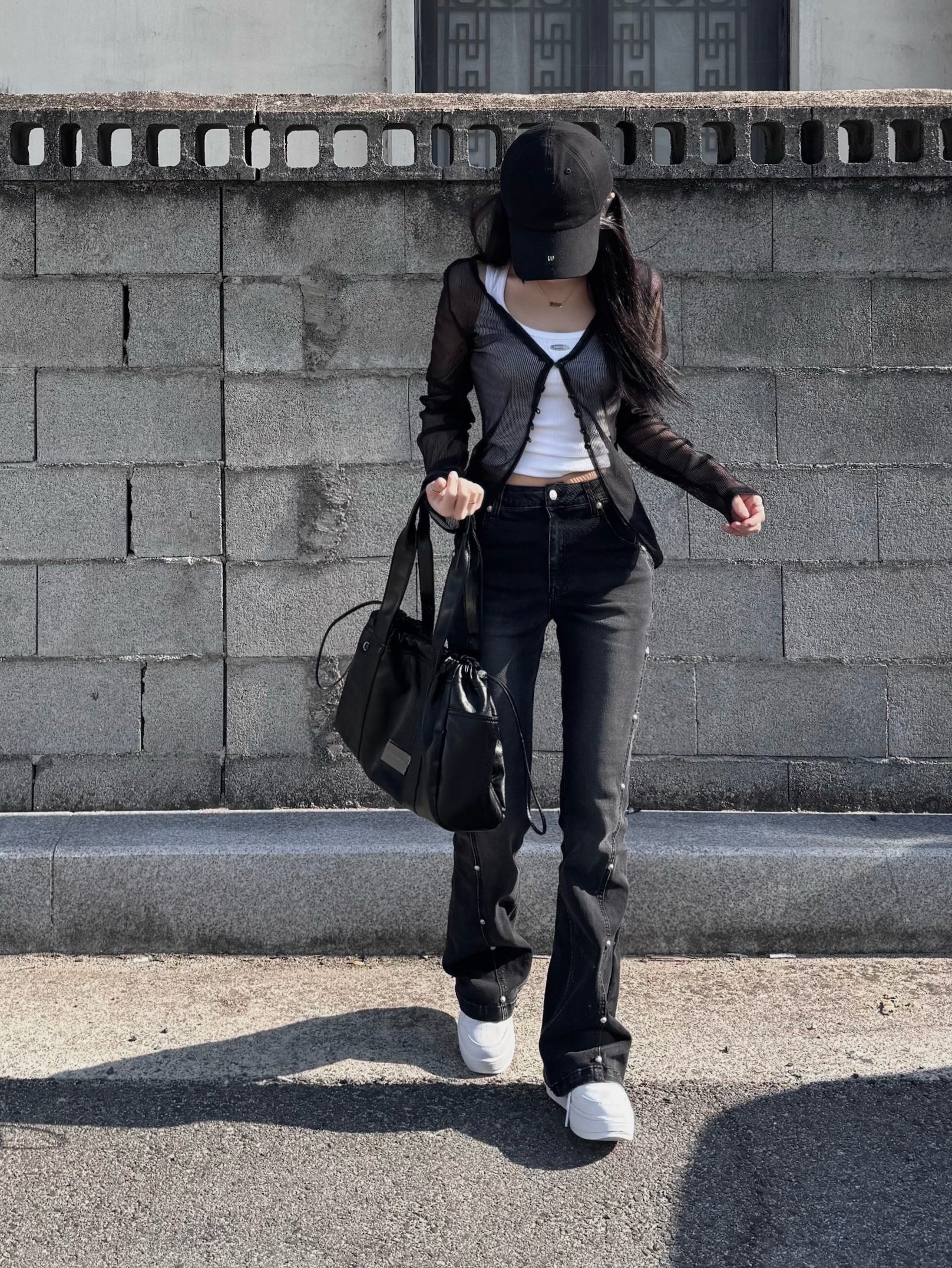 Yeezy Gap Engineered By Balenciaga Logo Cap Black 착용 스타일 - 1