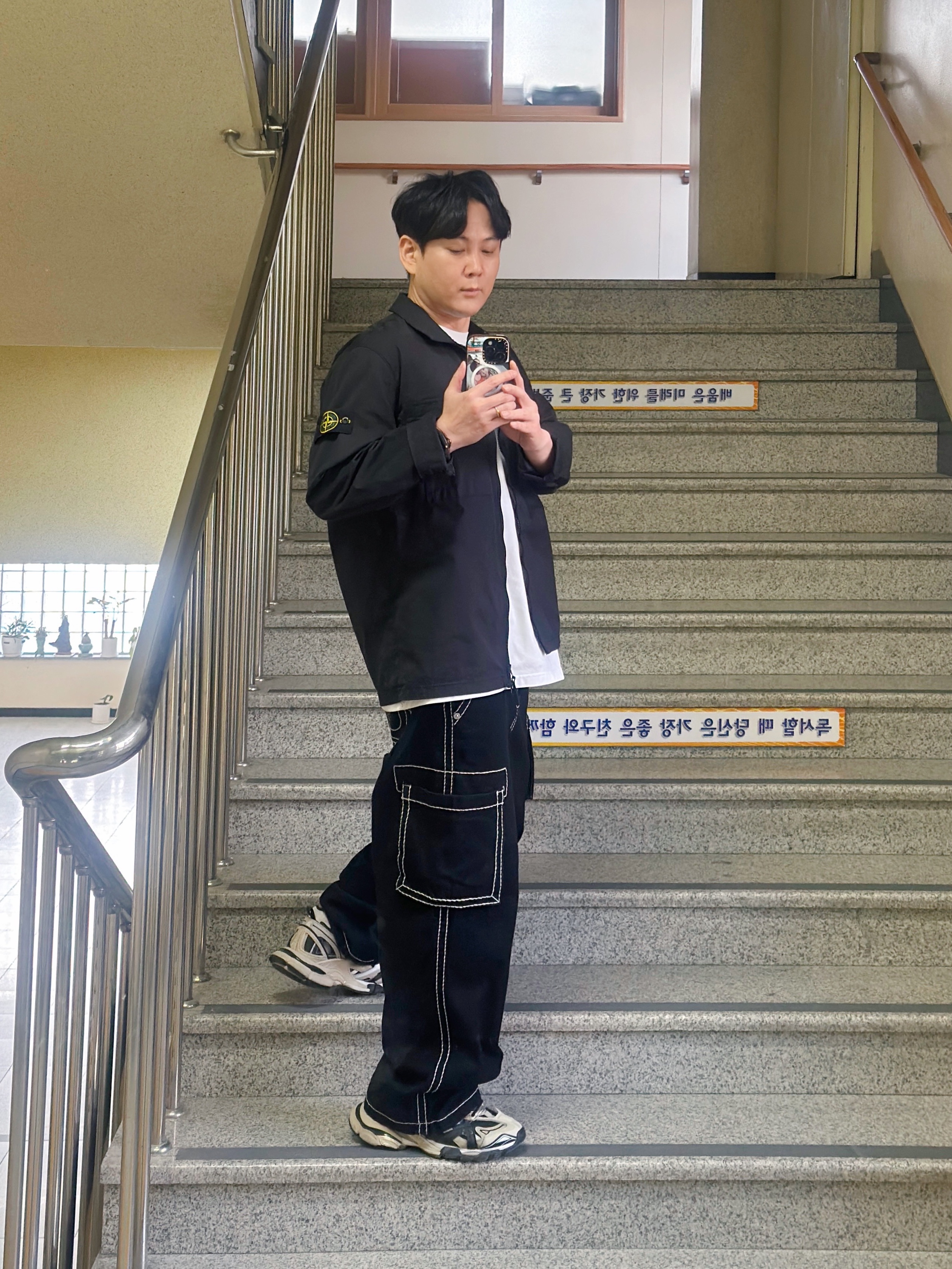 Stone Island 10210 Double Pocket Cotton Overshirt Black - 23SS, True Religion Classic Cargo Pants Mk-1 Black 착용 스타일 - 1