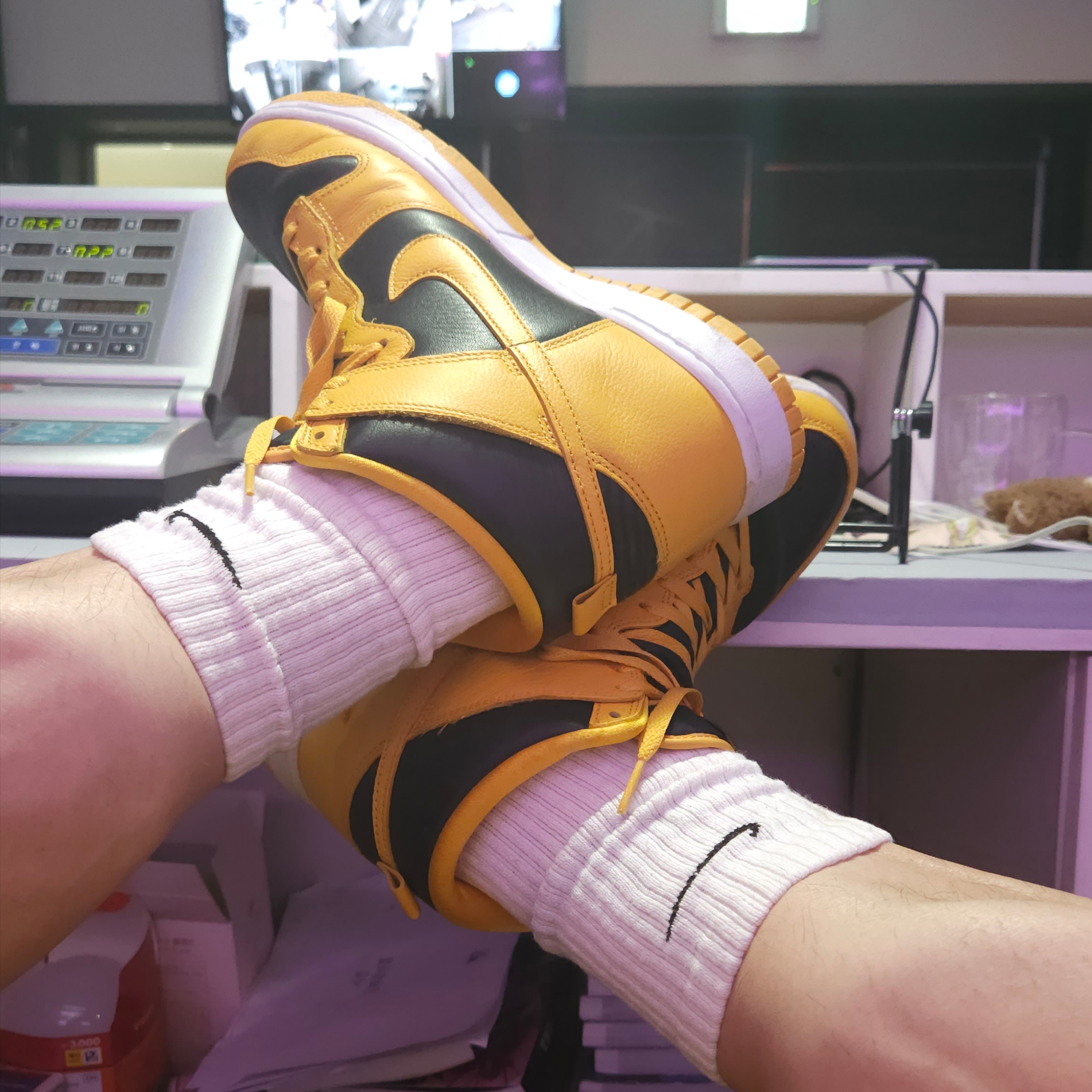Nike Wu-Tang Clan Dunk High Black and Pollen 착용 스타일 - 2