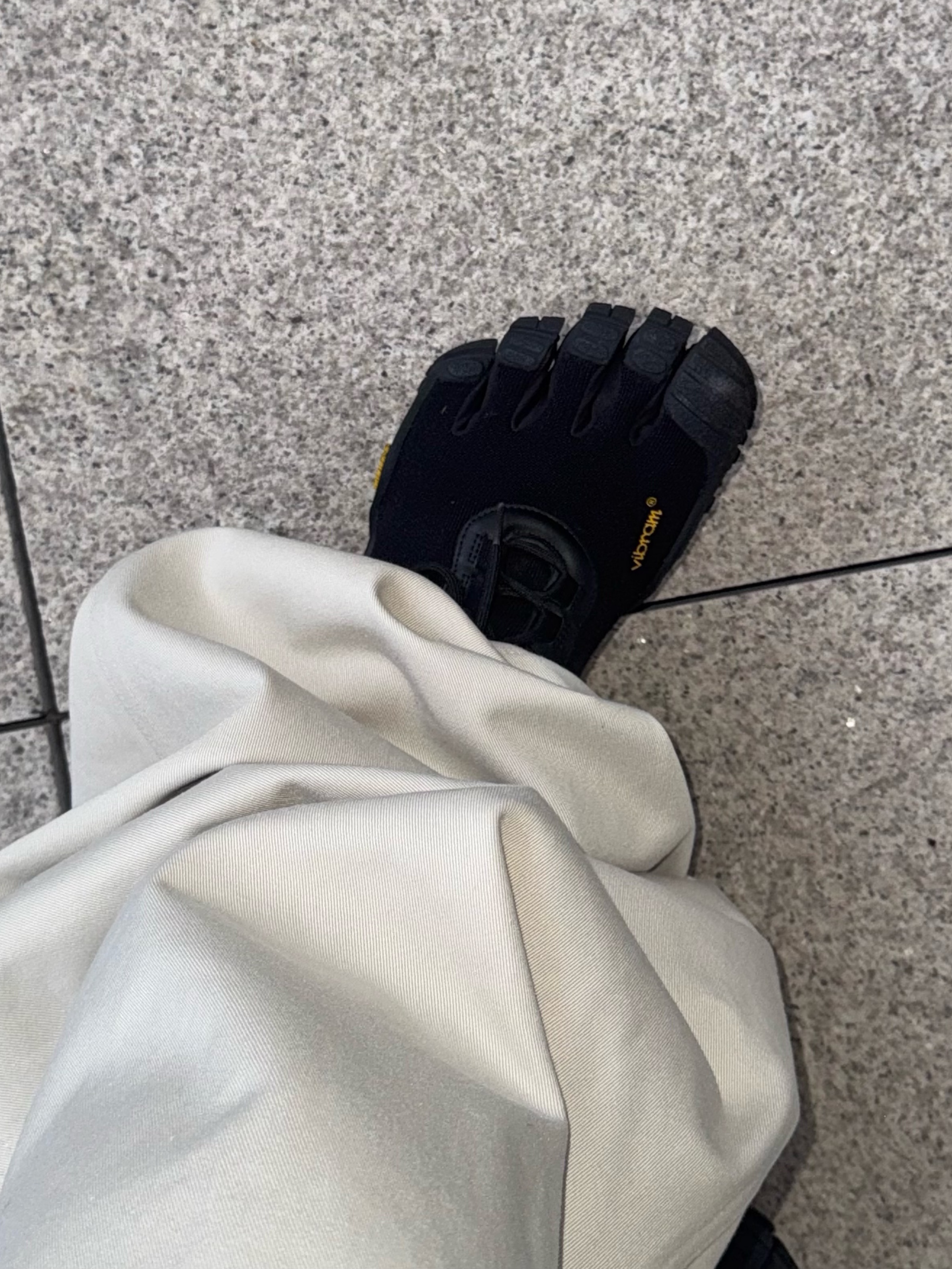 Arc'teryx Norvan Regular Brim Hat Black, Balenciaga Toe Lace-Up Vibram Sneakers Black 착용 스타일 - 5