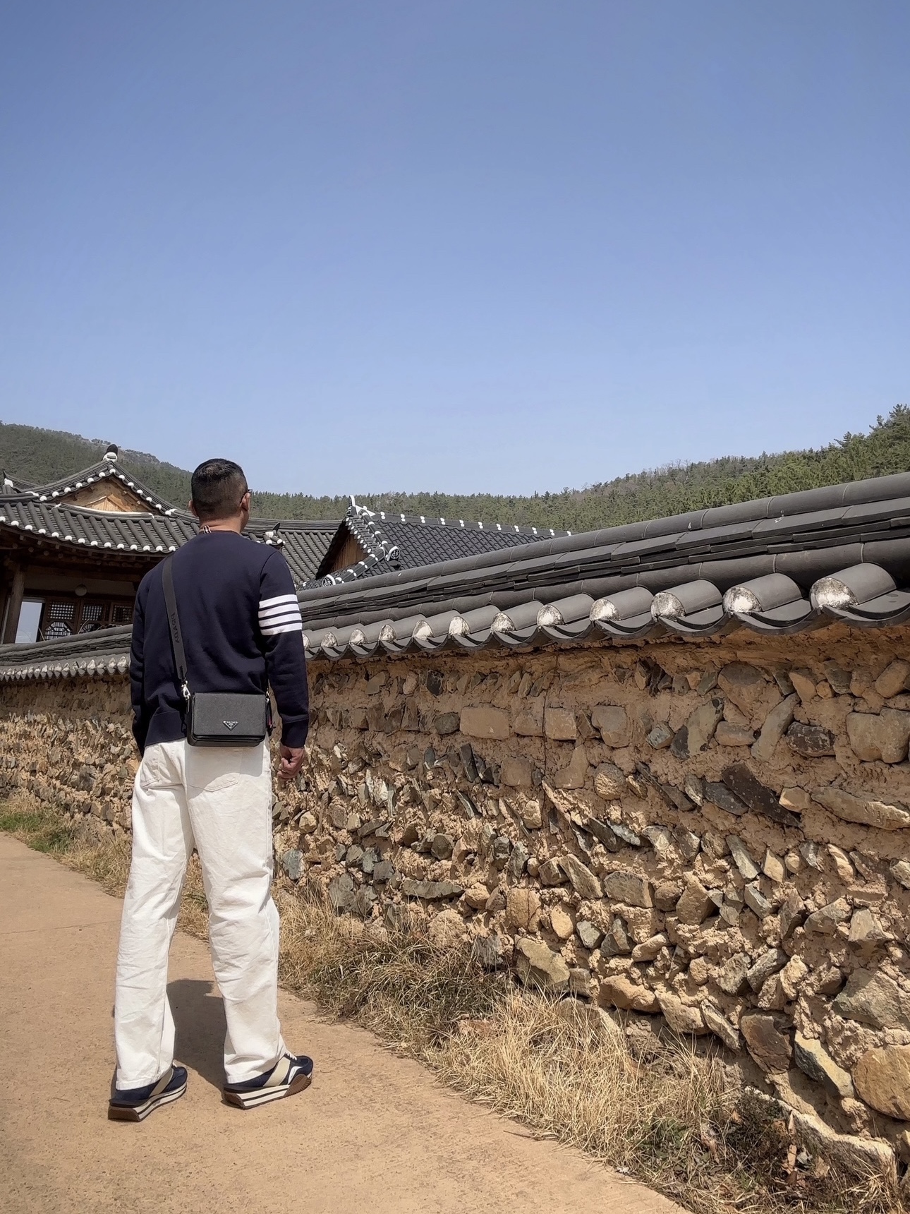 Tom Ford Suede Technical Fabric James Sneakers Midnight Blue Beige Cream, Prada Saffiano Leather Shoulder Bag Black 착용 스타일 - 3