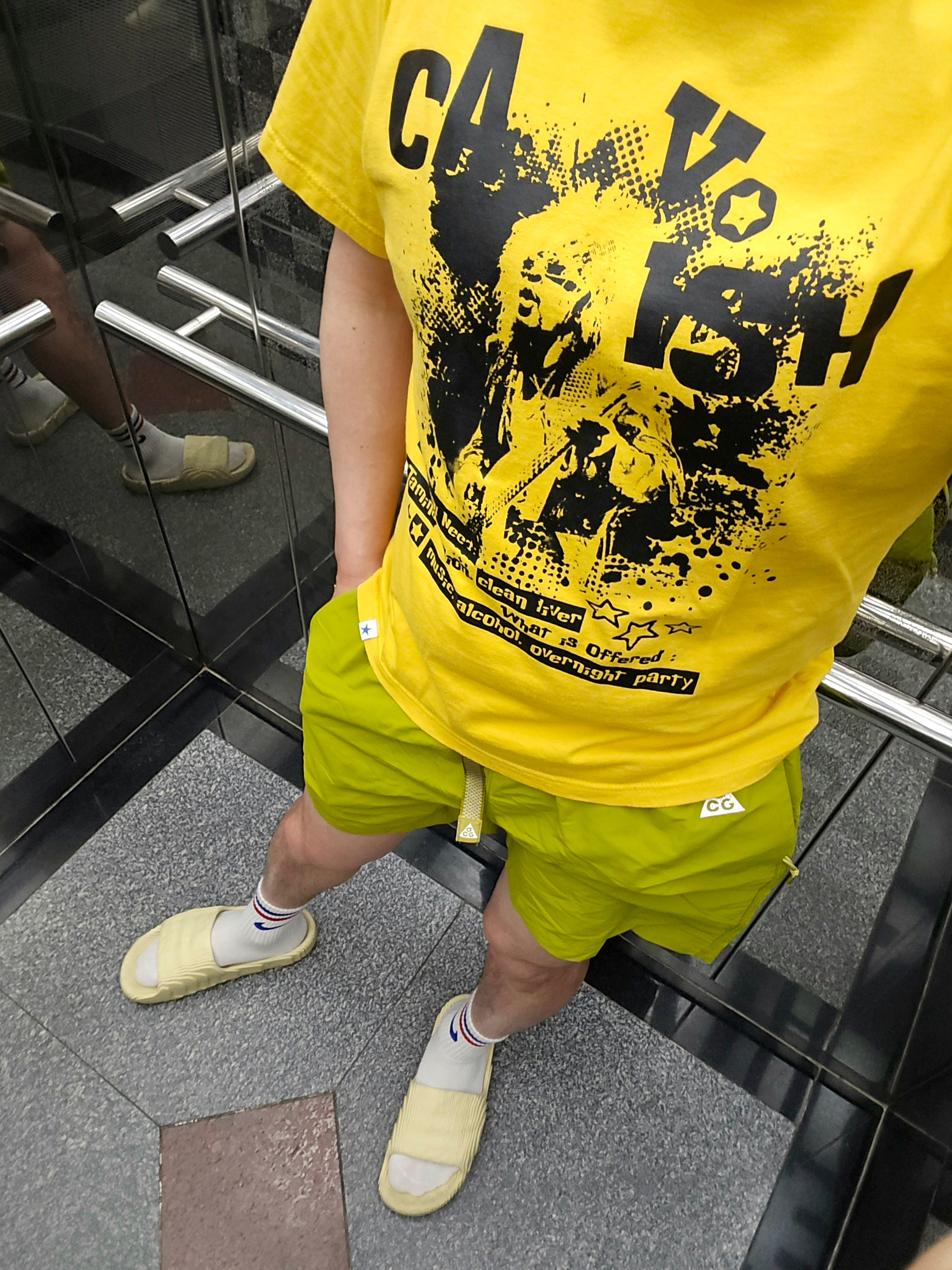 Adidas Adilette 22 Desert Sand, Nike NRG ACG Trail Shorts Moss - Asia 착용 스타일