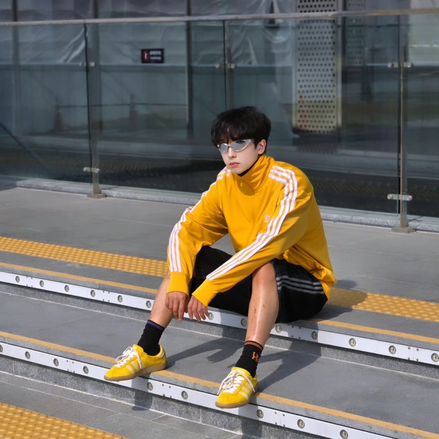 Adidas Adicolor Classic Firebird Track Top Preloved Yellow - KR Sizing, Adidas Adicolor Denim Firebird Shorts True Black Denim - KR Sizing 착용 스타일 - 7