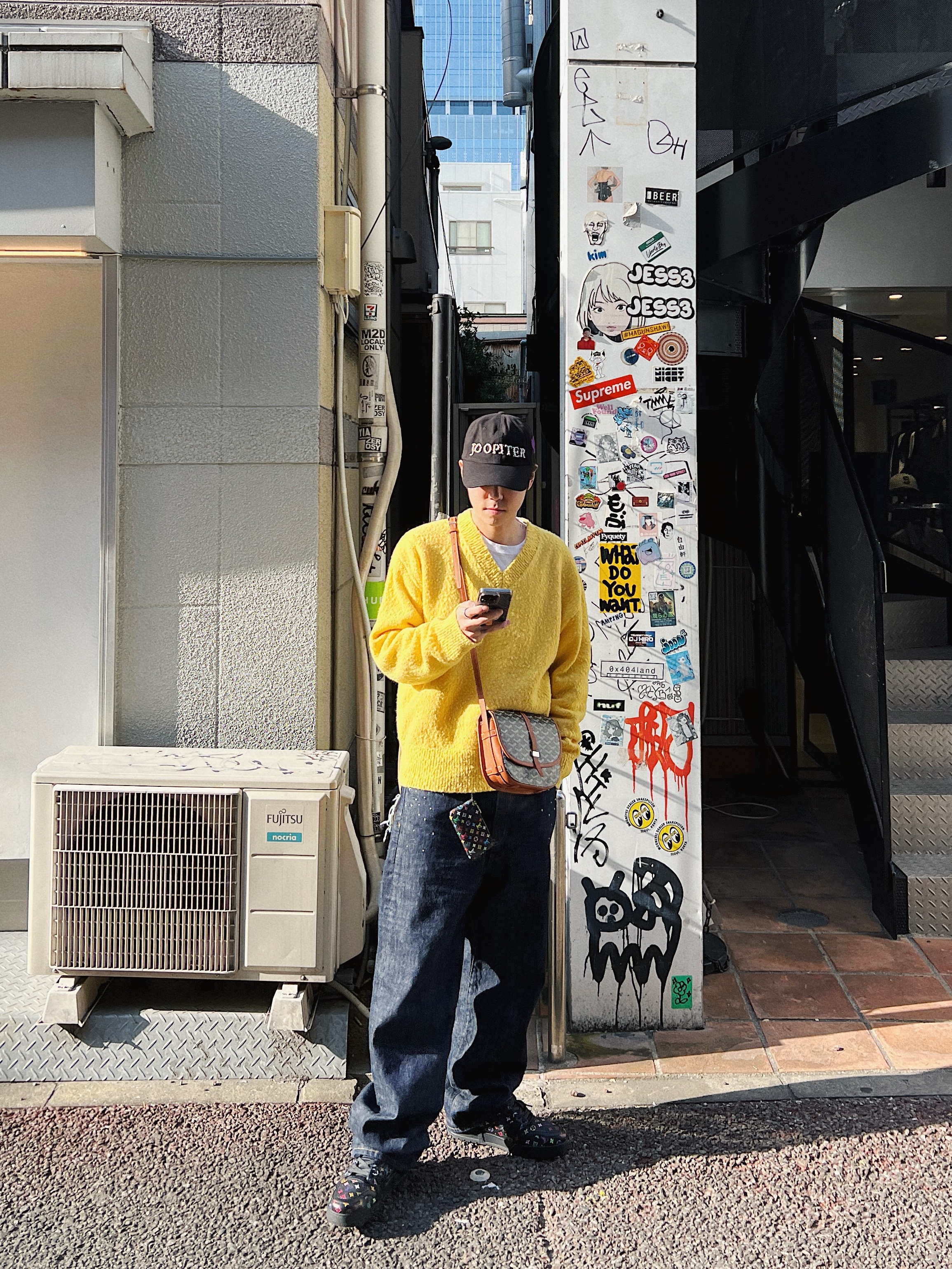 STU Casentino V-Neck Knit Yellow, Goyard Belvedere PM Bag Black Tan 착용 스타일 - 1