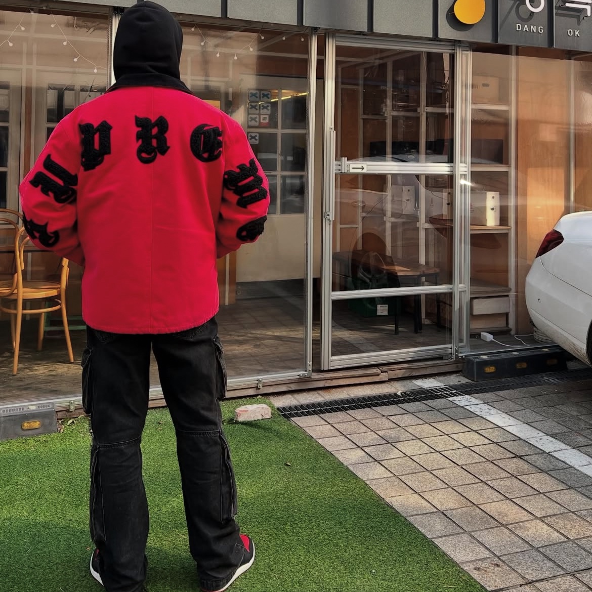 Jordan 1 x Tune High 85 Bred (Special Package), Supreme Old English Canvas Work Jacket Red - 25SS 착용 스타일 - 1
