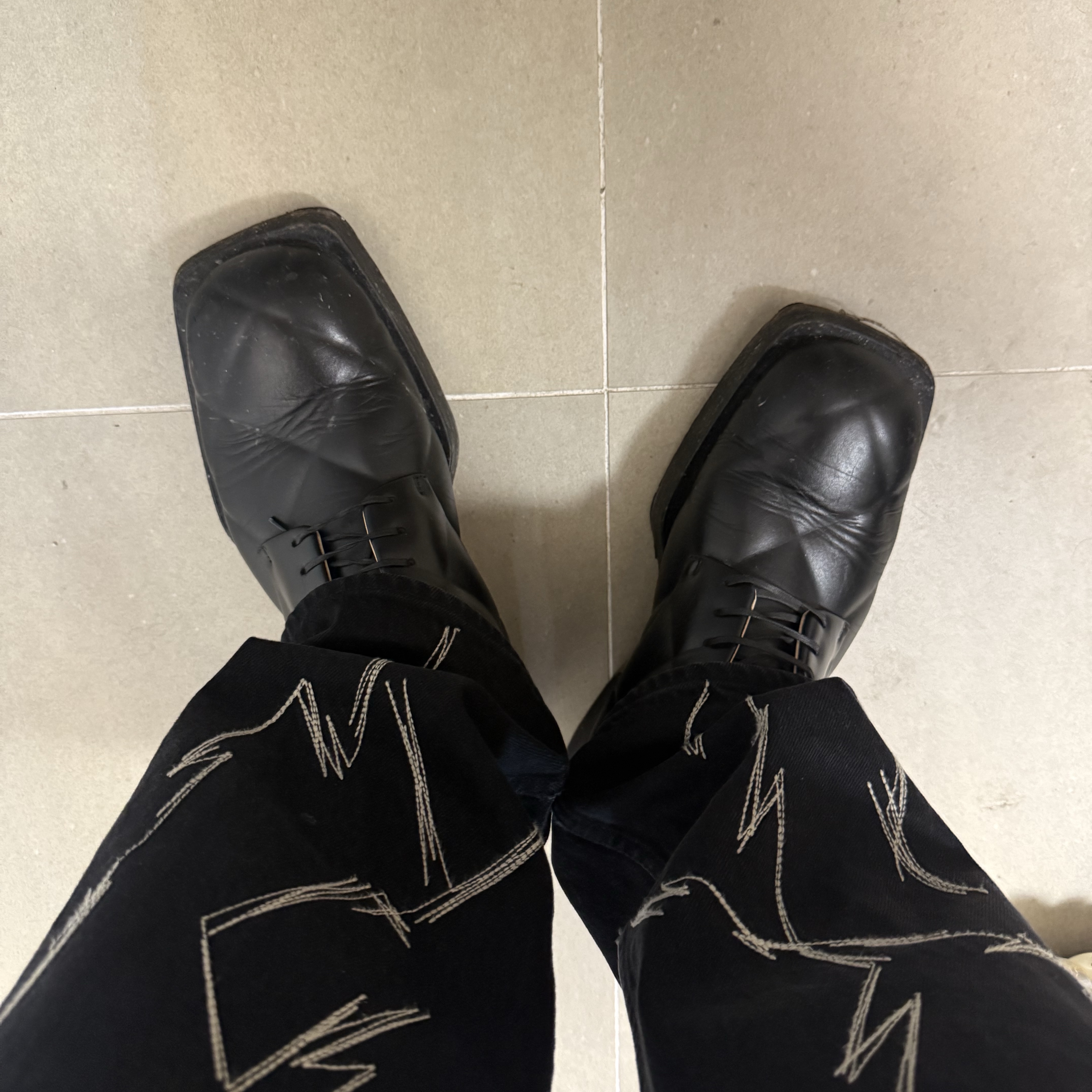 Gentle Monster x Maison Margiela MM210 Black Clear 착용 스타일 - 3