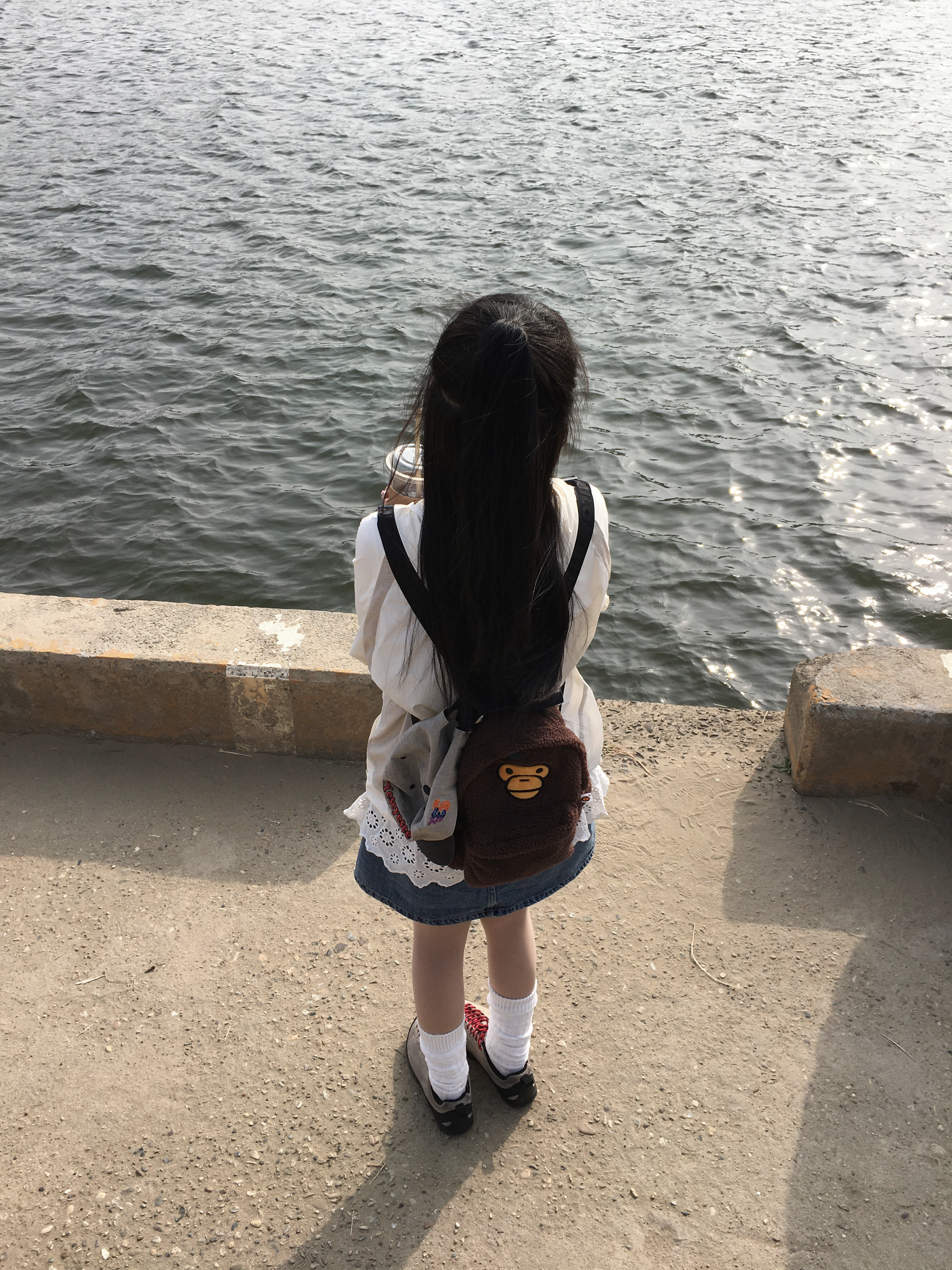 산산기어 러닝 자켓 아이보리, 베이프 베이비 마일로 미니 퍼 백팩 브라운 착용 스타일 - 1