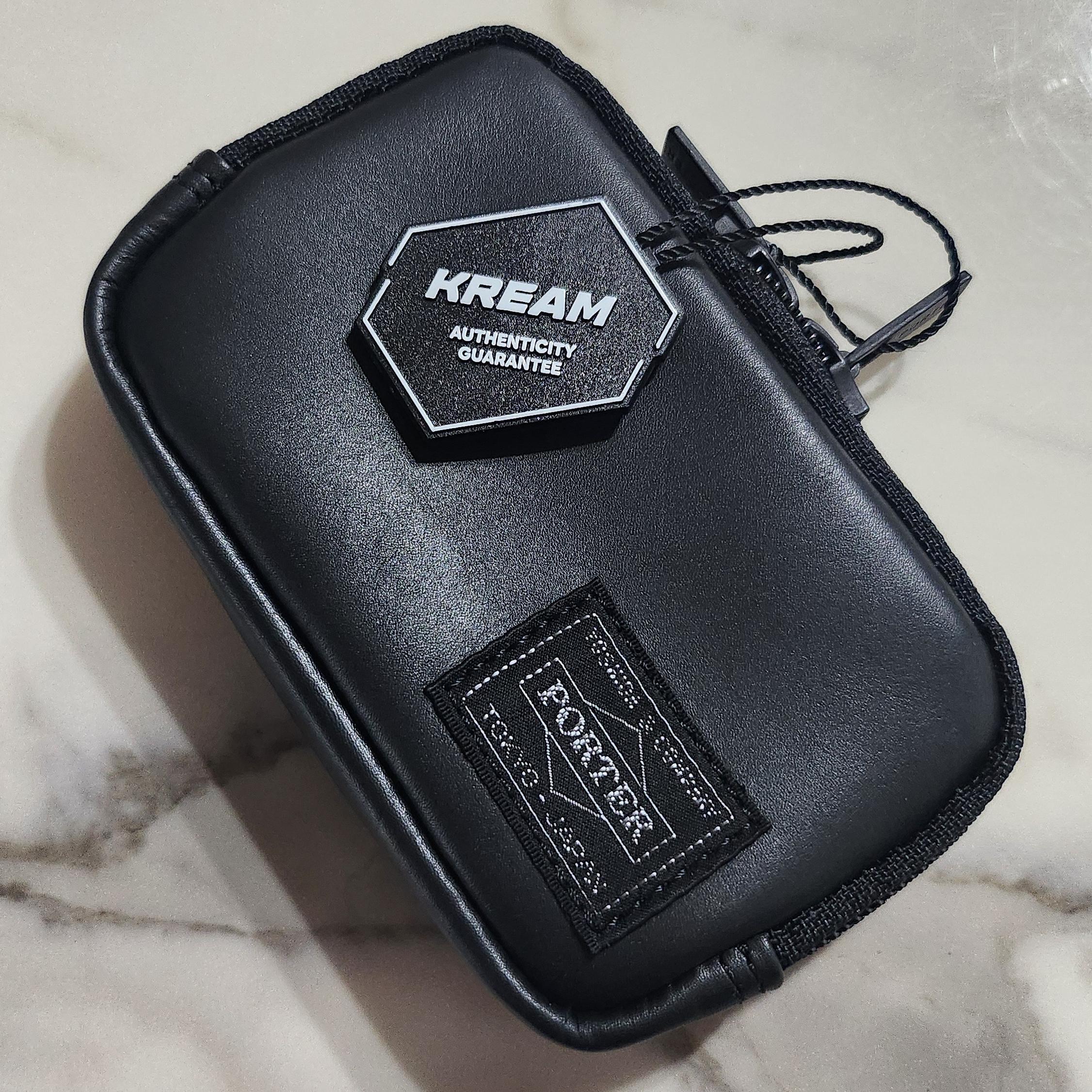 Porter Aloof Coin Case Black 착용 스타일