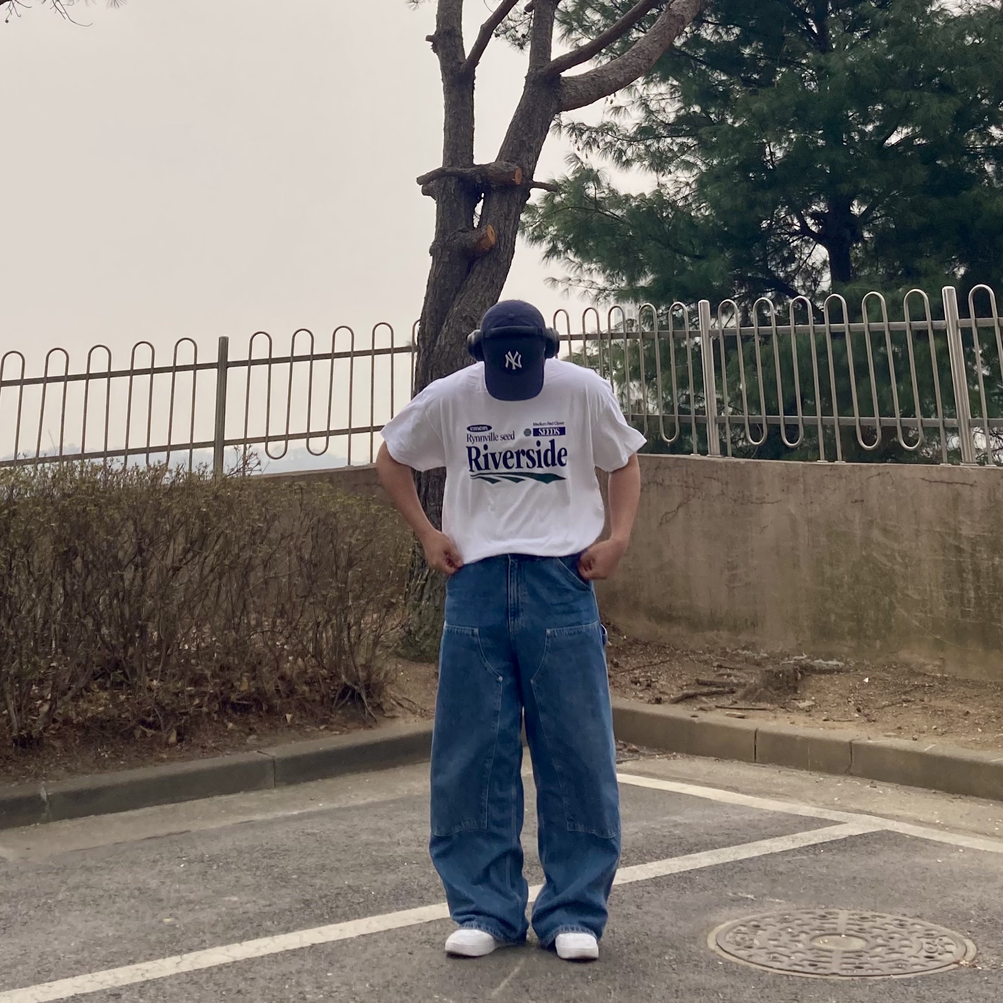 Gildan X EMEM Riverside T-Shirt White 착용 스타일 - 4