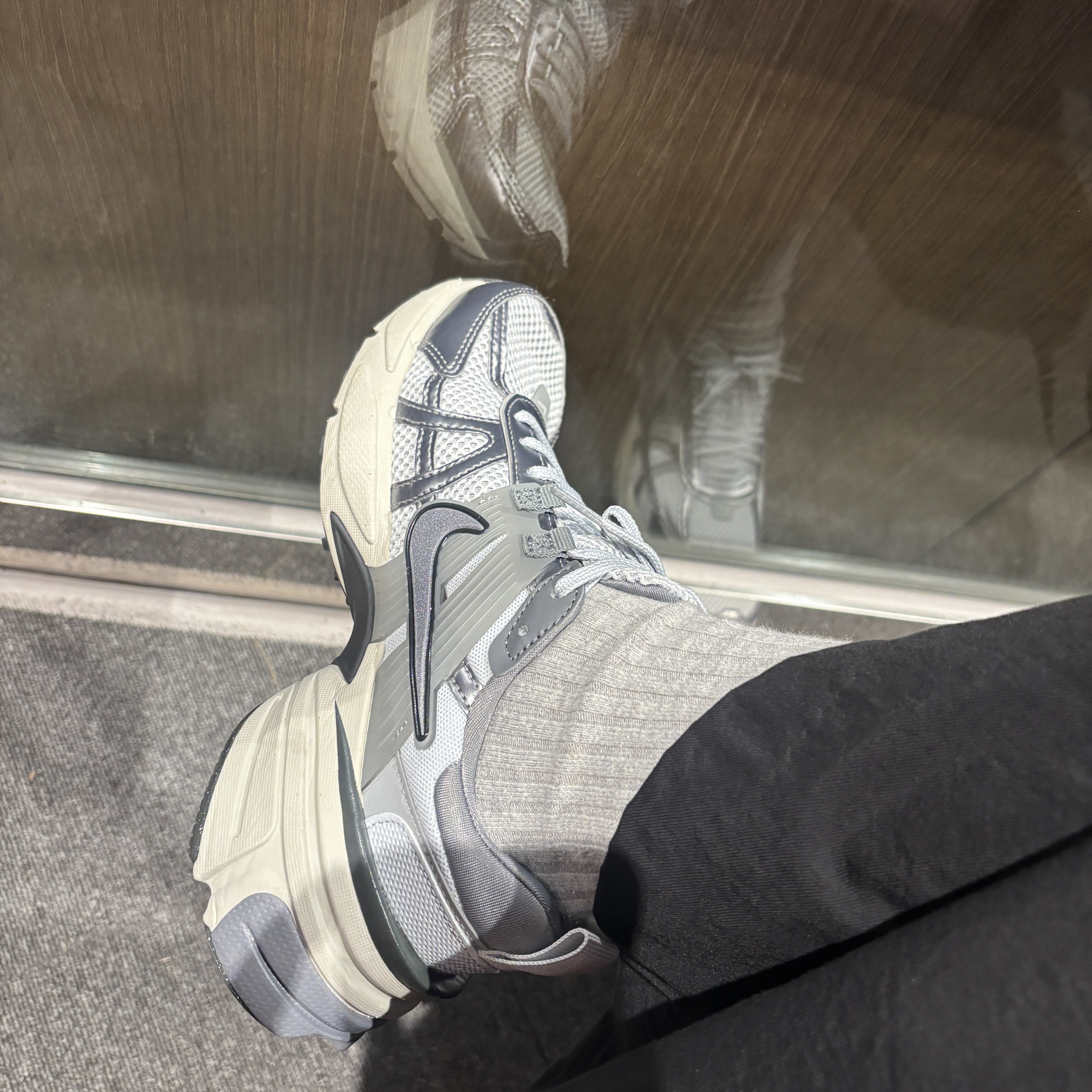 Nike V2K Run Pure Platinum Wolf Grey 착용 스타일