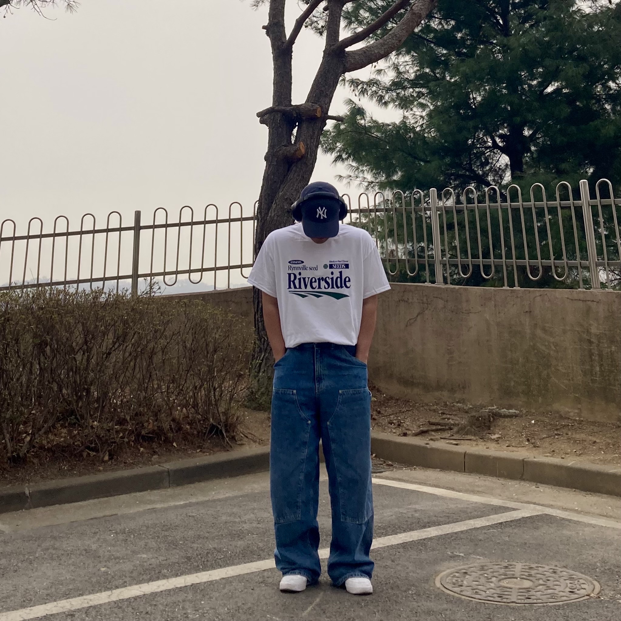 Gildan X EMEM Riverside T-Shirt White 착용 스타일 - 5