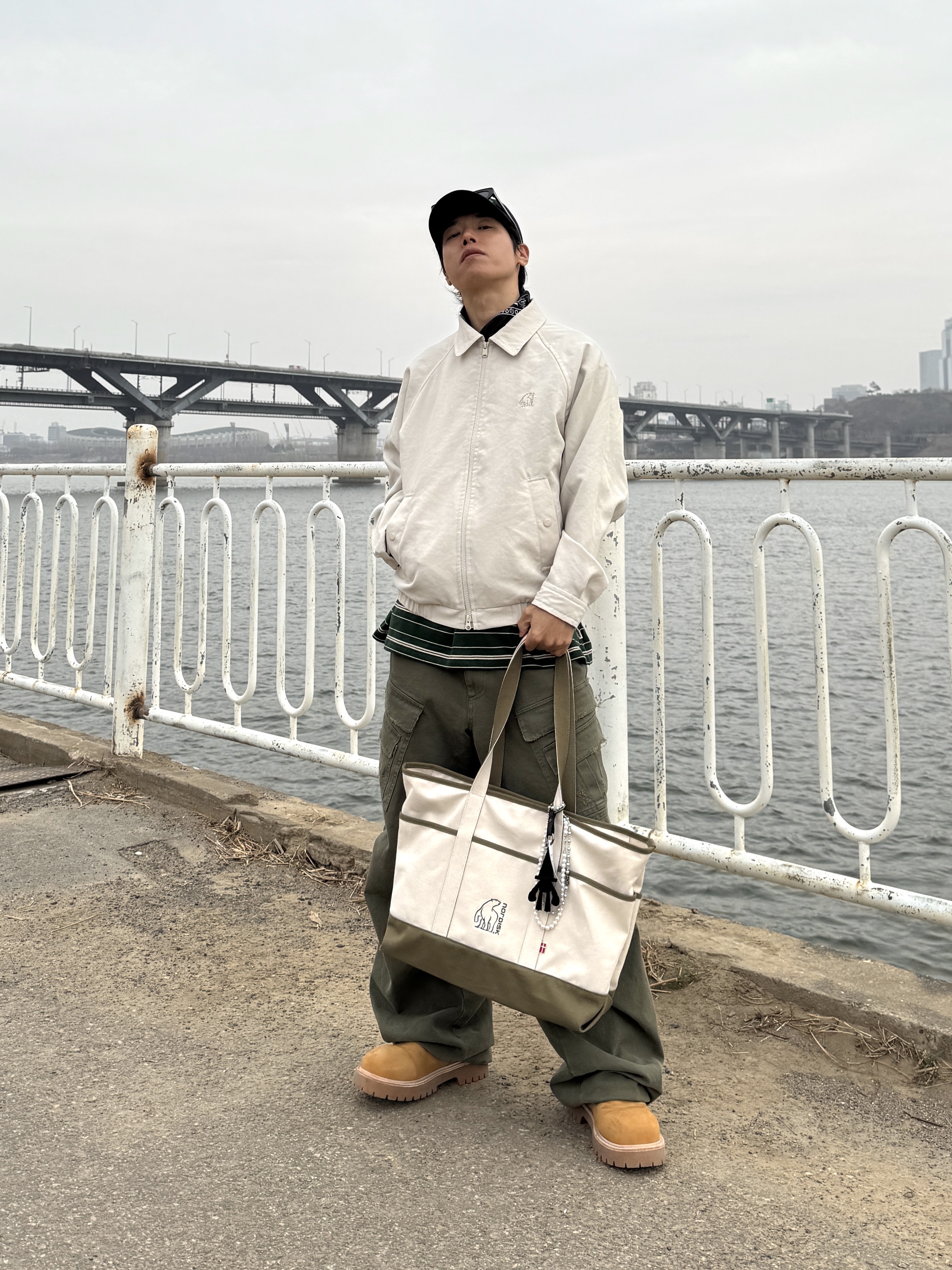Apple 2024 MacBook Air 15 M3 256GB SSD / 8GB RAM Silver (Korean Ver.), Nonnod Double Pocket Cargo Pants Vintage Khaki 착용 스타일 - 5