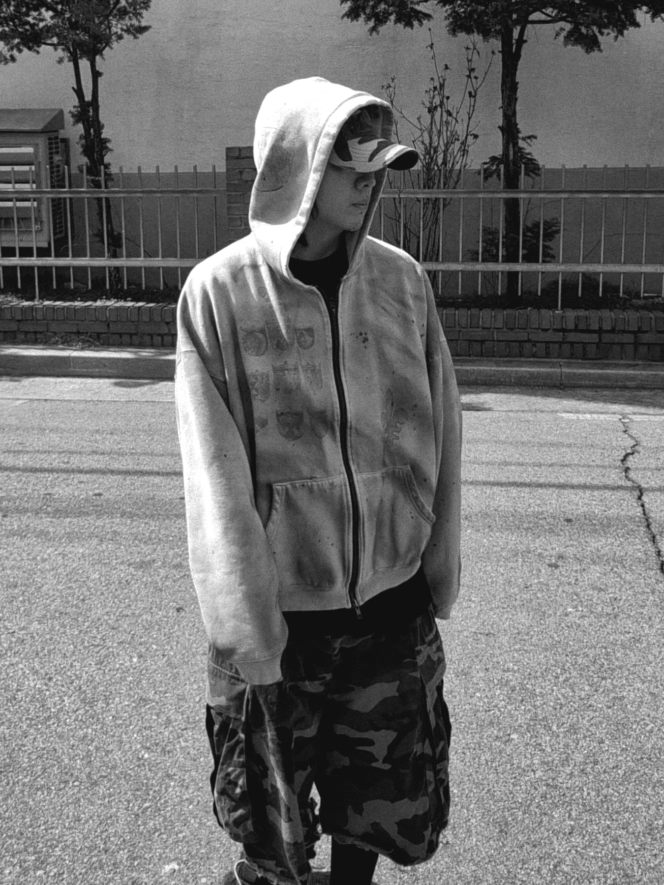 Undermycar Mu.47 Anti Fxxking Logo Play Big Cargo Camo Shorts Camo Mocha 착용 스타일 - 2