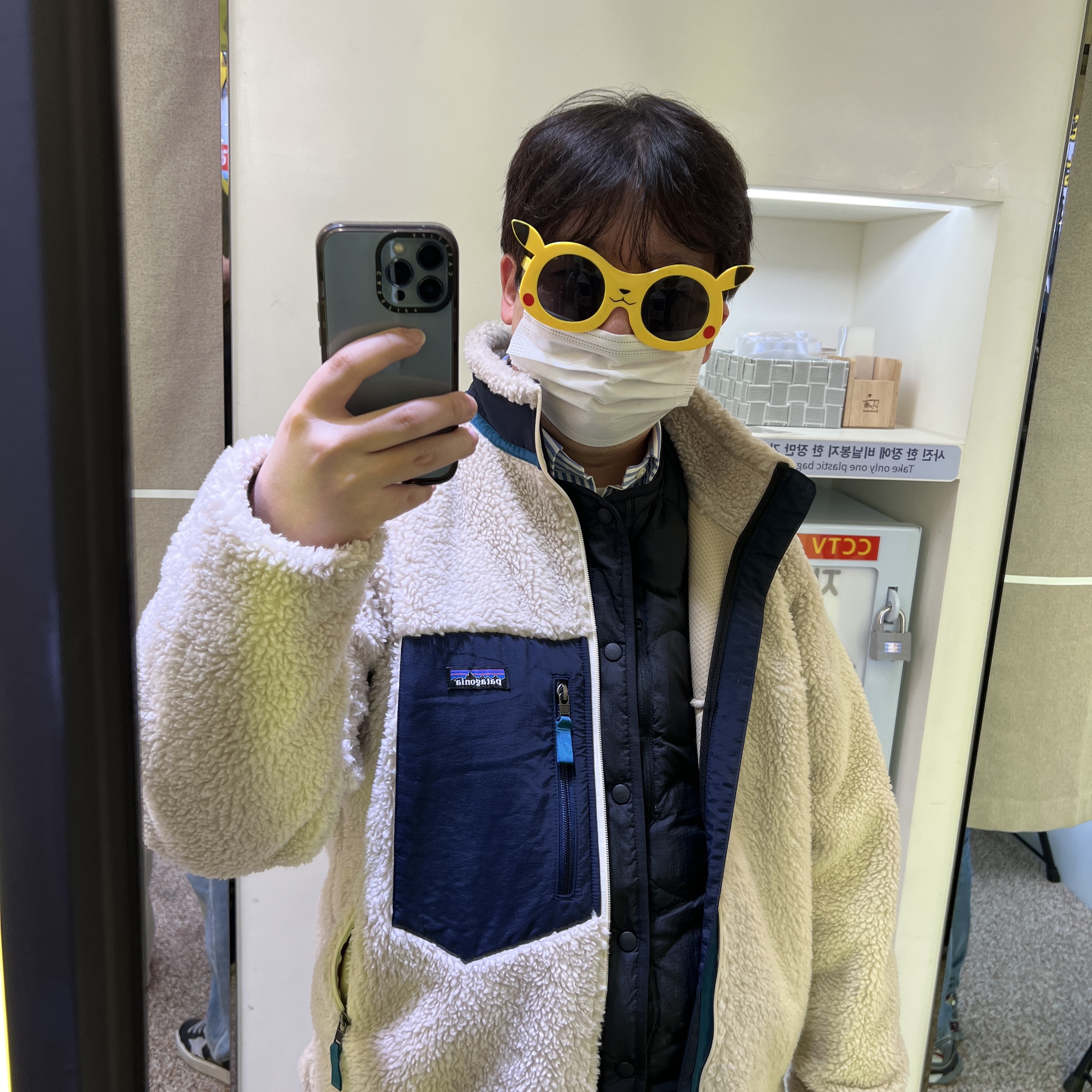 Patagonia Classic Retro-X Jacket Natural, Uniqlo x White Mountaineering WPJ Ultra Light Down Oversized Jacket Black 착용 스타일