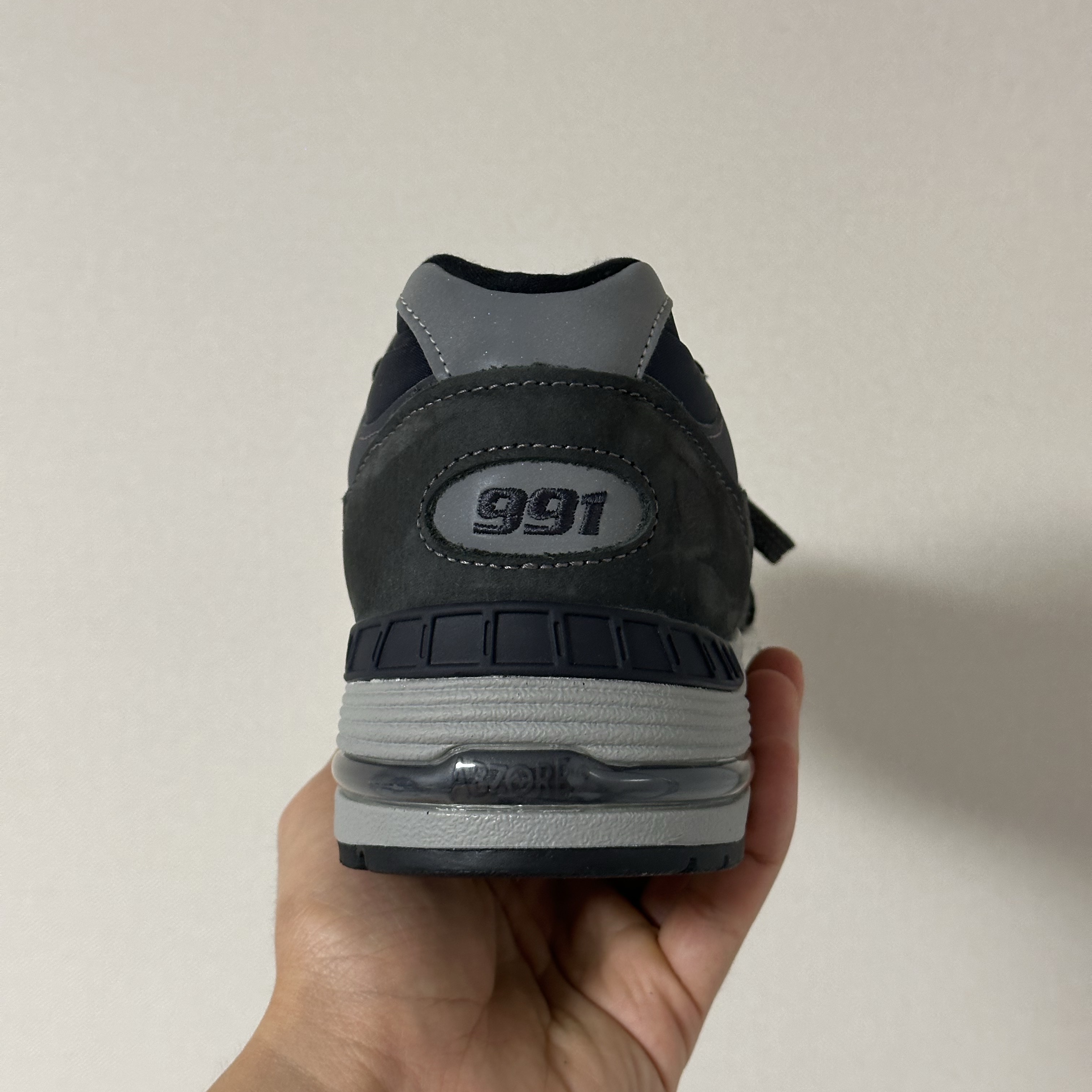 뉴발란스 991v1 메이드 인 UK 마그넷 불칸 스모크드 펄 착용 스타일 - 3
