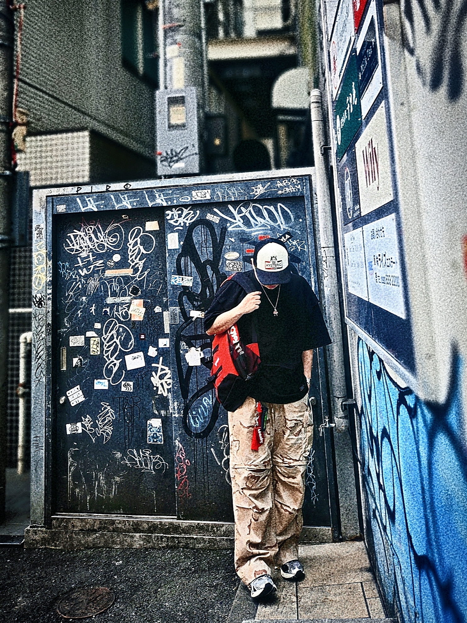 GU x Undercover Utility Pants Beige, GU x Undercover Half Sleeve Sweatshirt Black 착용 스타일