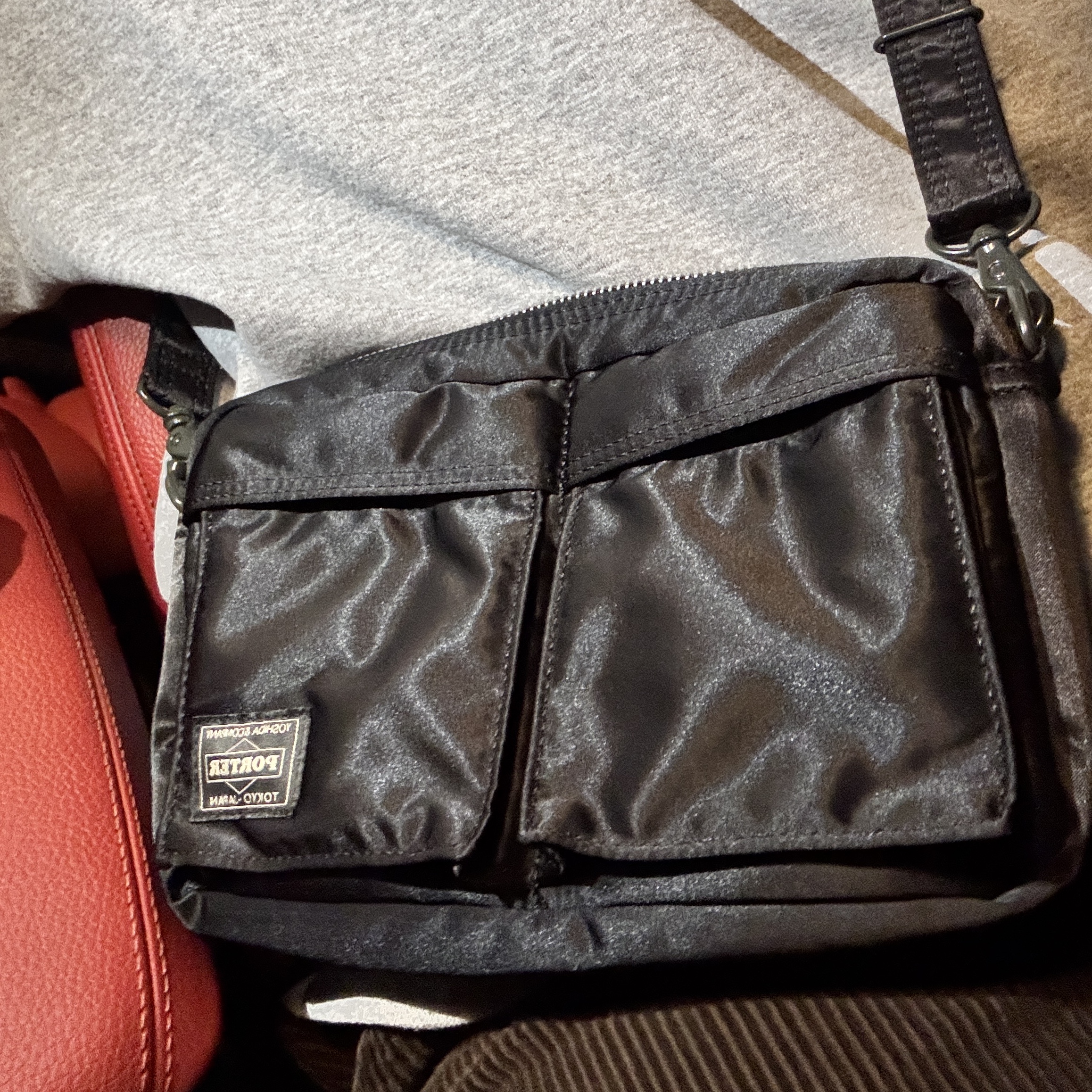Porter All New Tanker Sling Bag Black 착용 스타일
