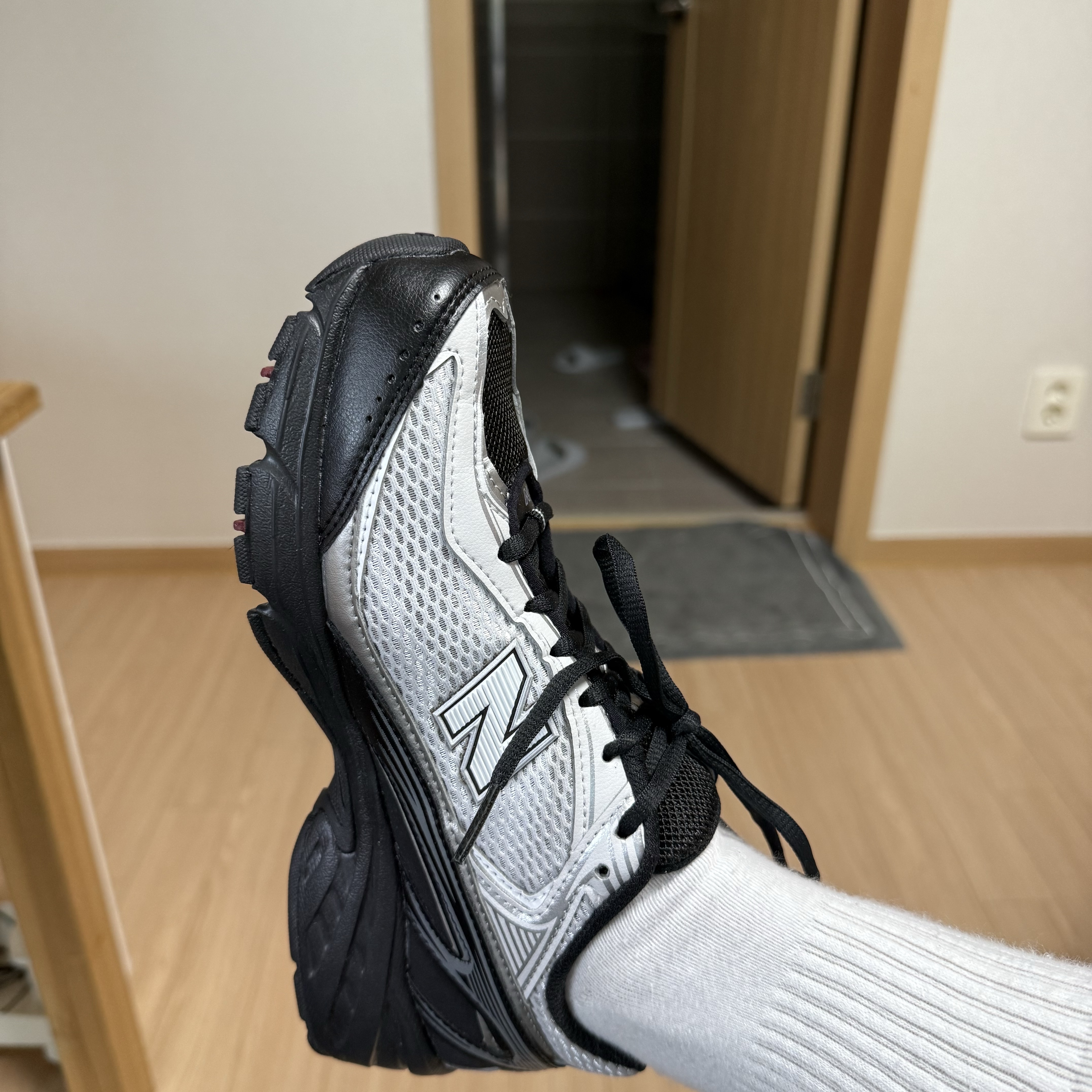 New Balance 509 Black Gray 착용 스타일 - 4