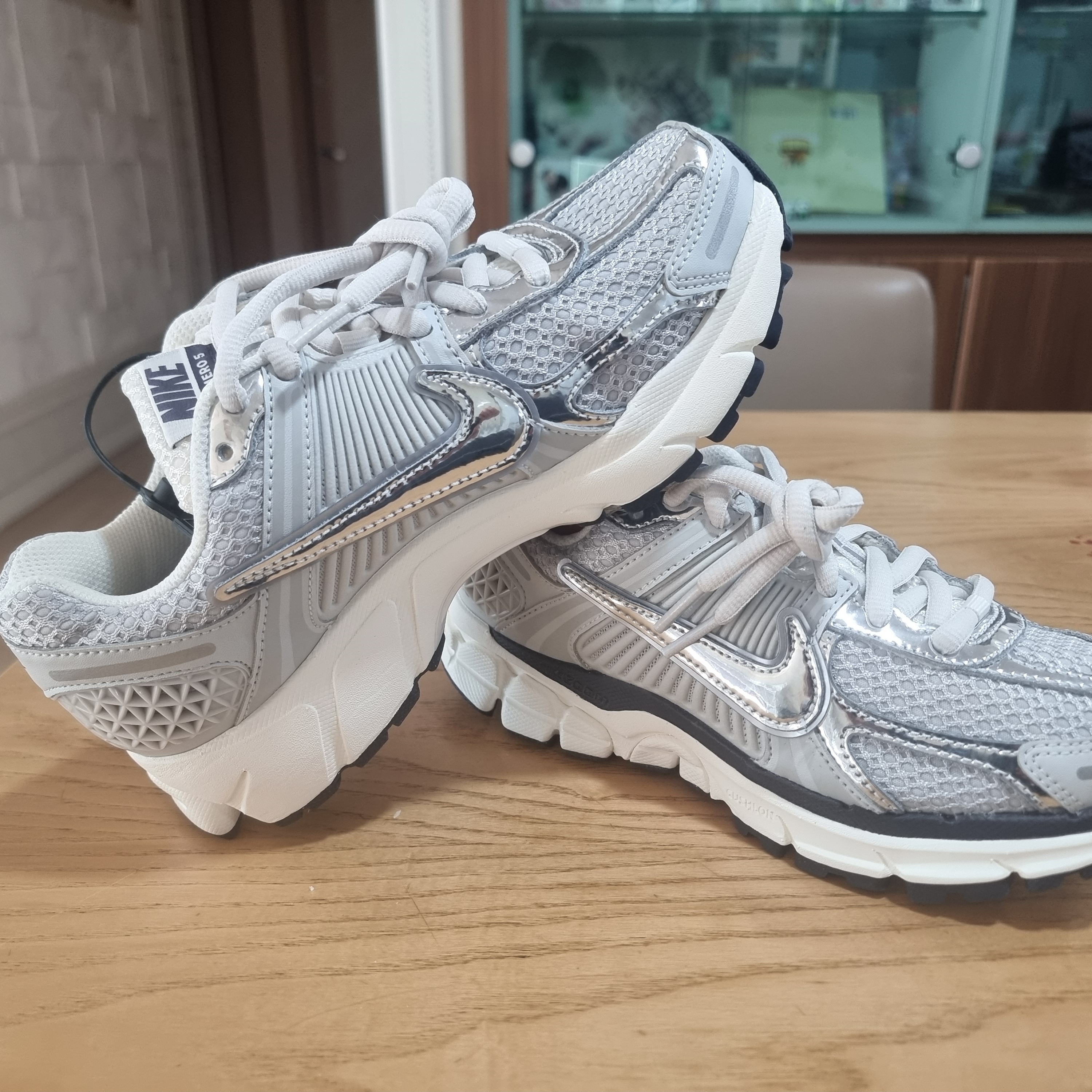 (W) Nike Zoom Vomero 5 Photon Dust and Metallic Silver 착용 스타일