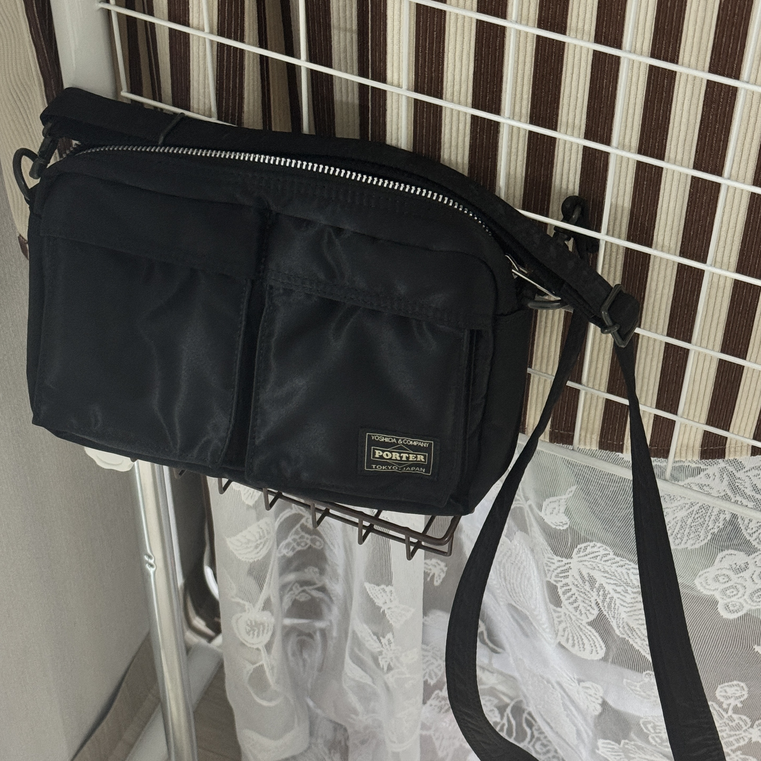 Porter All New Tanker Sling Bag Black, Porter Tanker 2Way Briefcase Black 착용 스타일 - 1