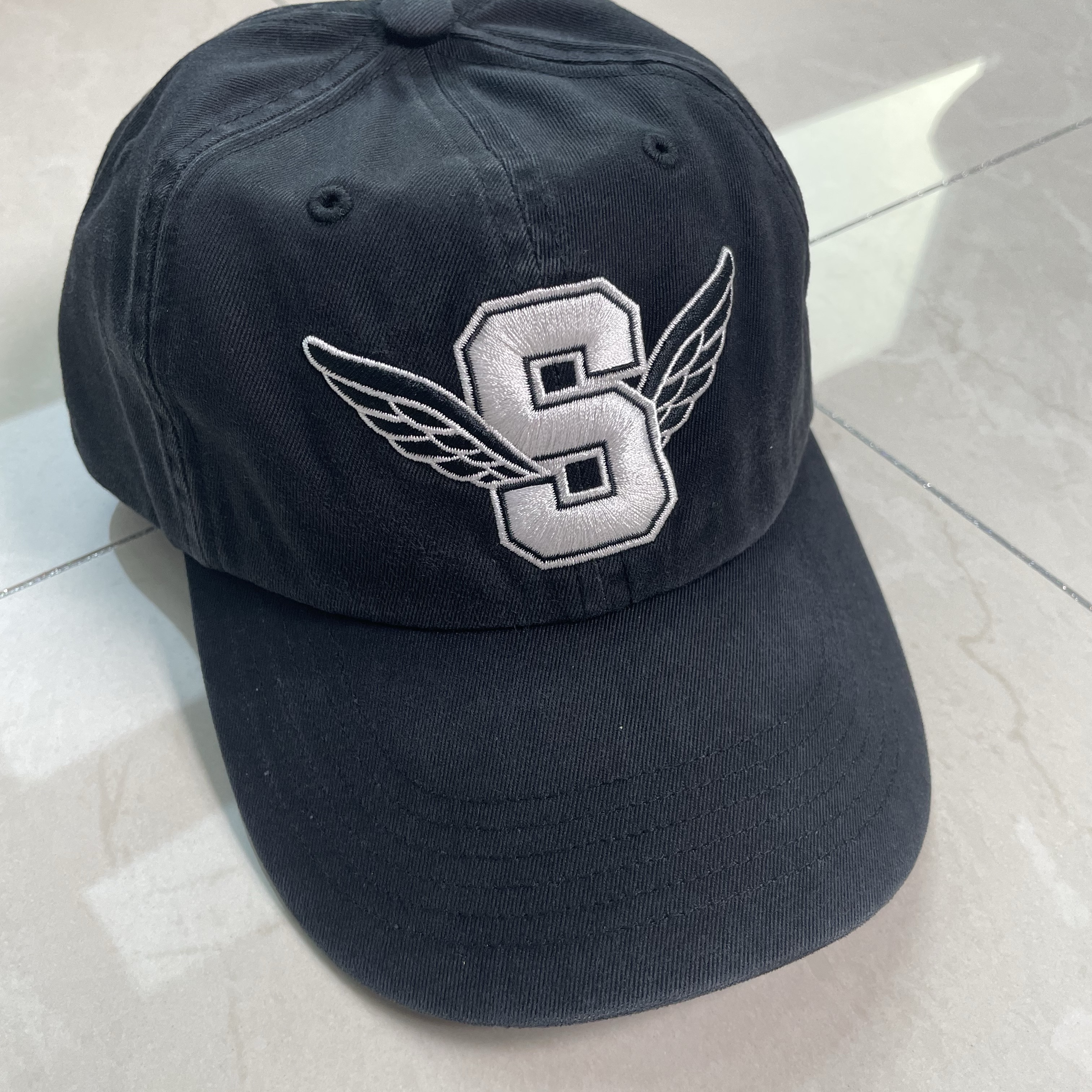 슈프림 윙스 로고 6-패널 블랙 - 25SS, 슈프림 윙스 로고 6-패널 네이비 - 25SS 착용 스타일 - 3