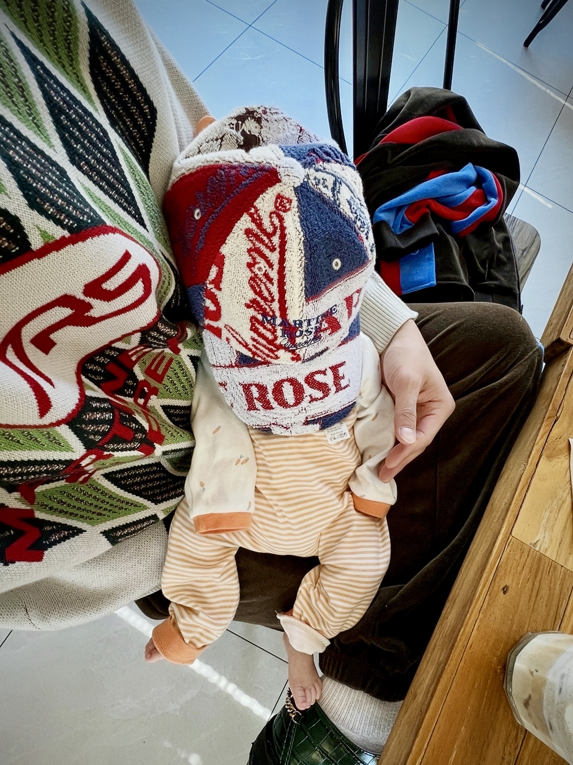 Supreme x Martine Rose Towel 6-Panel White - 24FW, Supreme x Martine Rose Sweater Stone - 24FW 착용 스타일 - 1