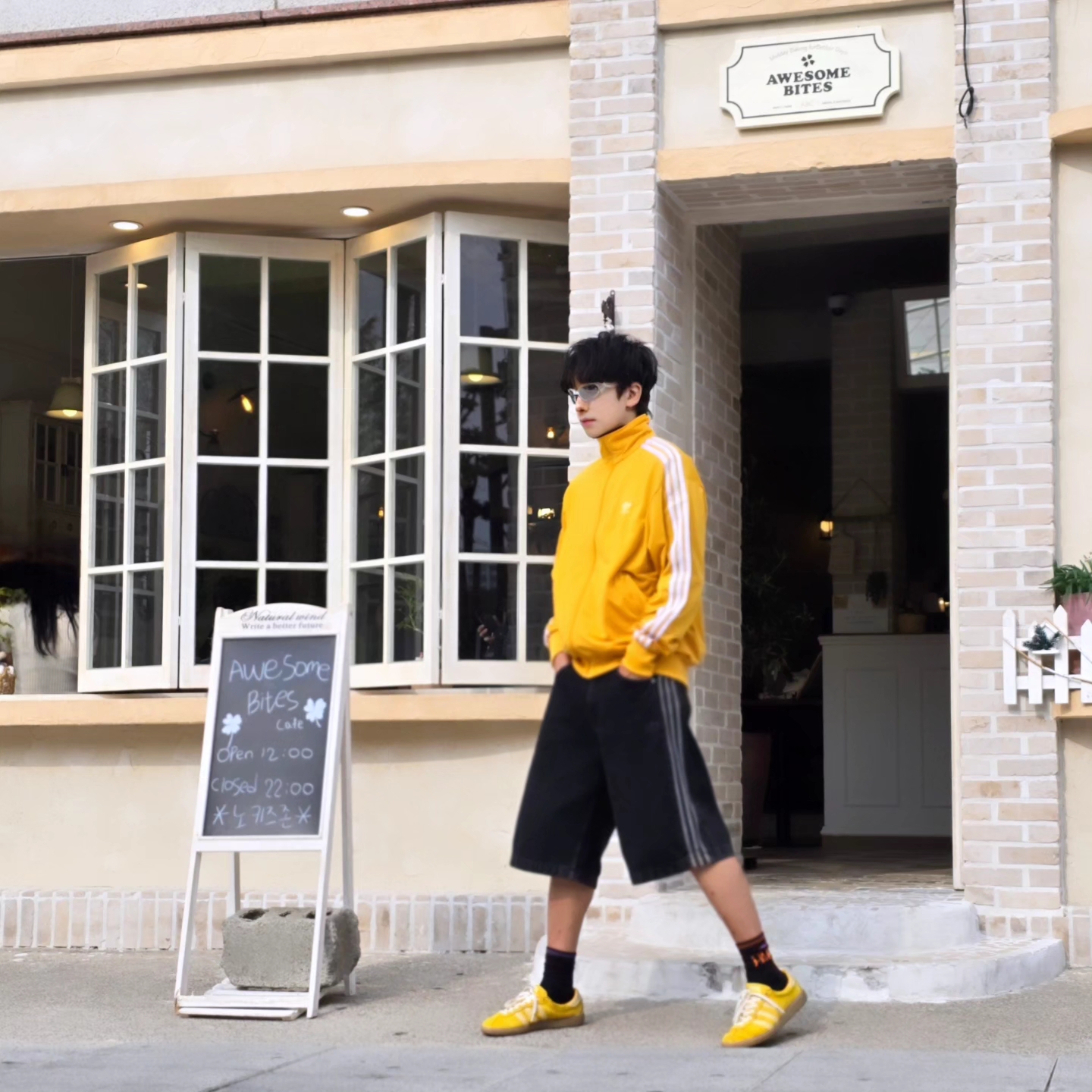 아디다스 아디컬러 클래식 파이어버드 트랙탑 프리러브드 옐로우 - KR 사이즈, 아디다스 아디컬러 데님 파이어버드 쇼츠 트루 블랙 데님 - KR 사이즈 착용 스타일 - 1