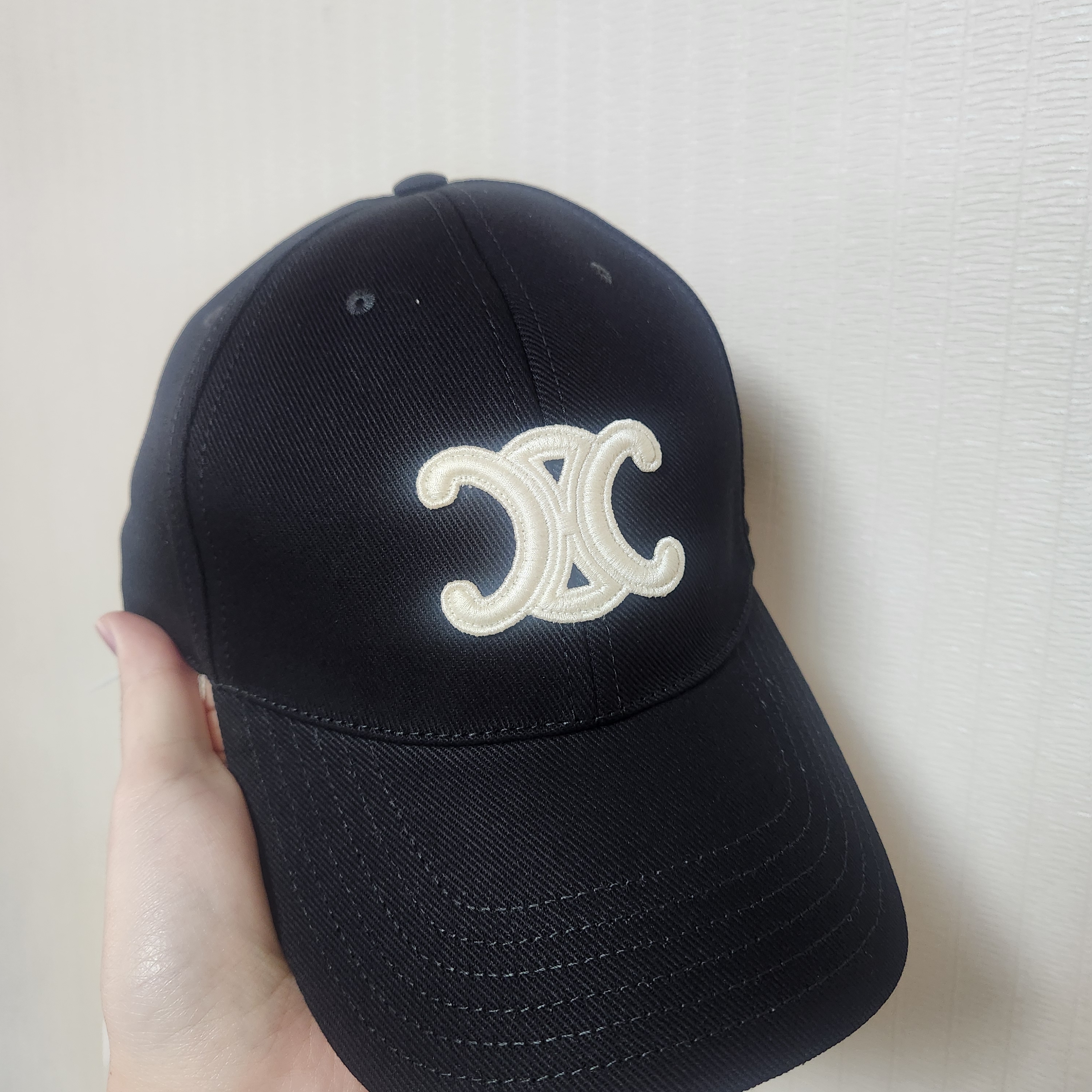 Celine Triomphe Baseball Cap in Cotton Black 착용 스타일