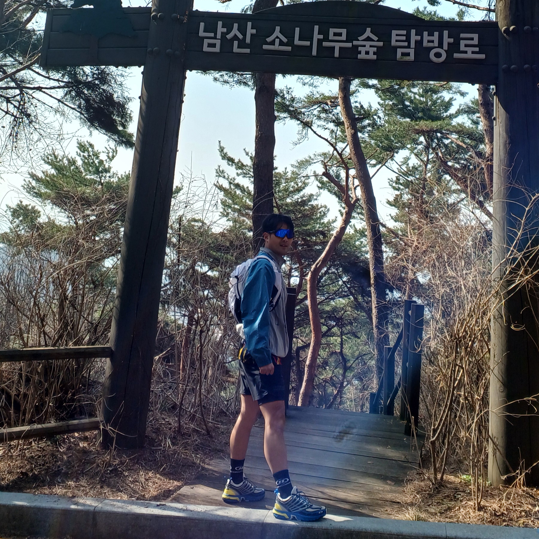 본투윈 심볼 B 로고 삭스 블랙, 헬리녹스 x NOS7 윈드브레이커 그레이 블루 착용 스타일