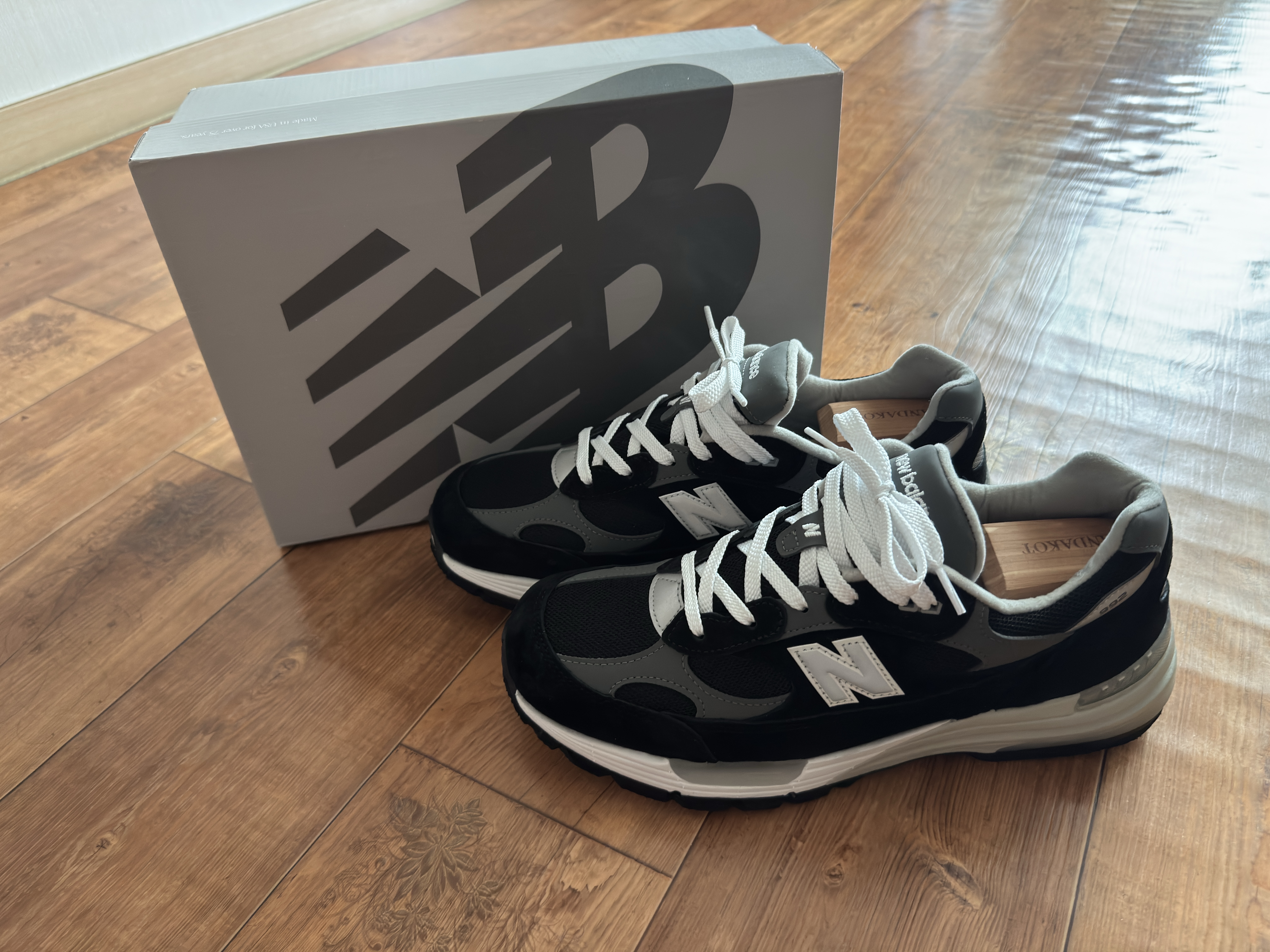 New Balance 992 Made in USA Core Black Grey 착용 스타일 - 1