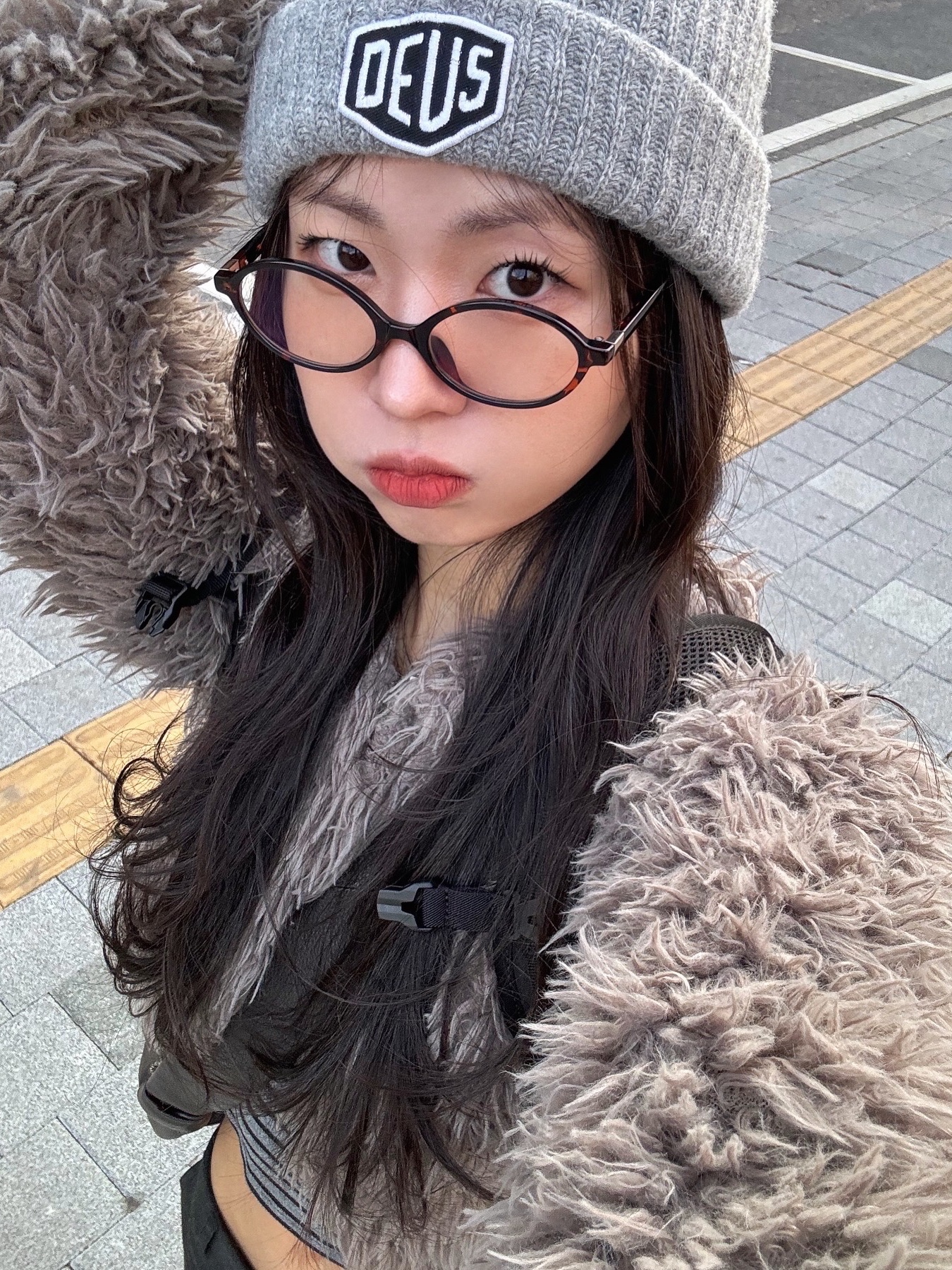 데우스 엑스 마키나 쉴드 비니 차콜, 르메르 미디움 크루아상 백 소프트 그레인드 레더 다크 초콜릿 착용 스타일 - 2