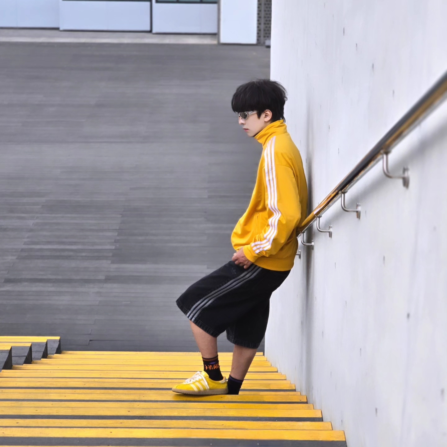 Adidas Adicolor Classic Firebird Track Top Preloved Yellow - KR Sizing, Adidas Adicolor Denim Firebird Shorts True Black Denim - KR Sizing 착용 스타일 - 3
