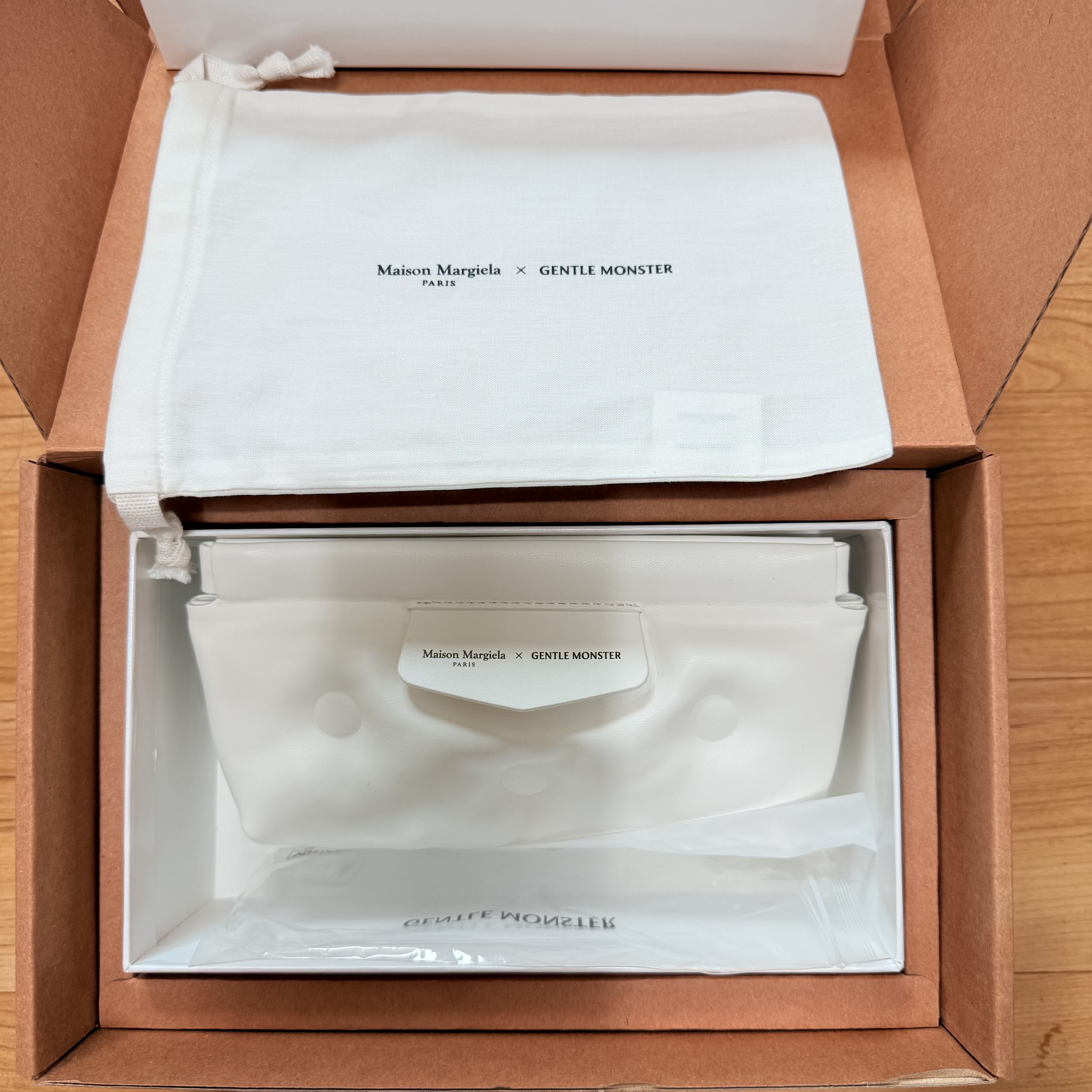 Gentle Monster x Maison Margiela MM207 Black Gray 착용 스타일 - 4