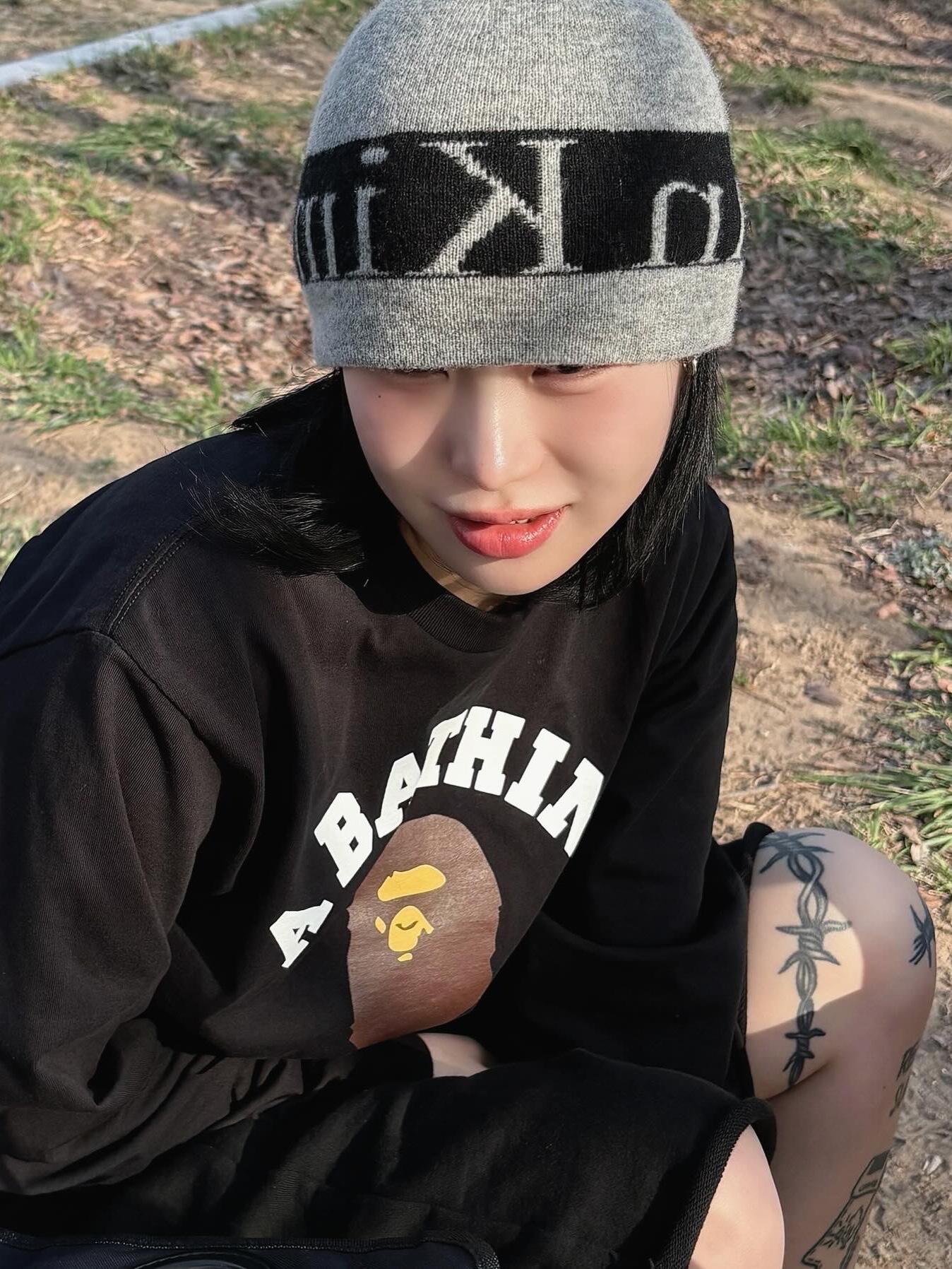 Matin Kim Logo Jacquard Short Beanie Grey, BAPE College L/S T-Shirt Black 착용 스타일 - 4