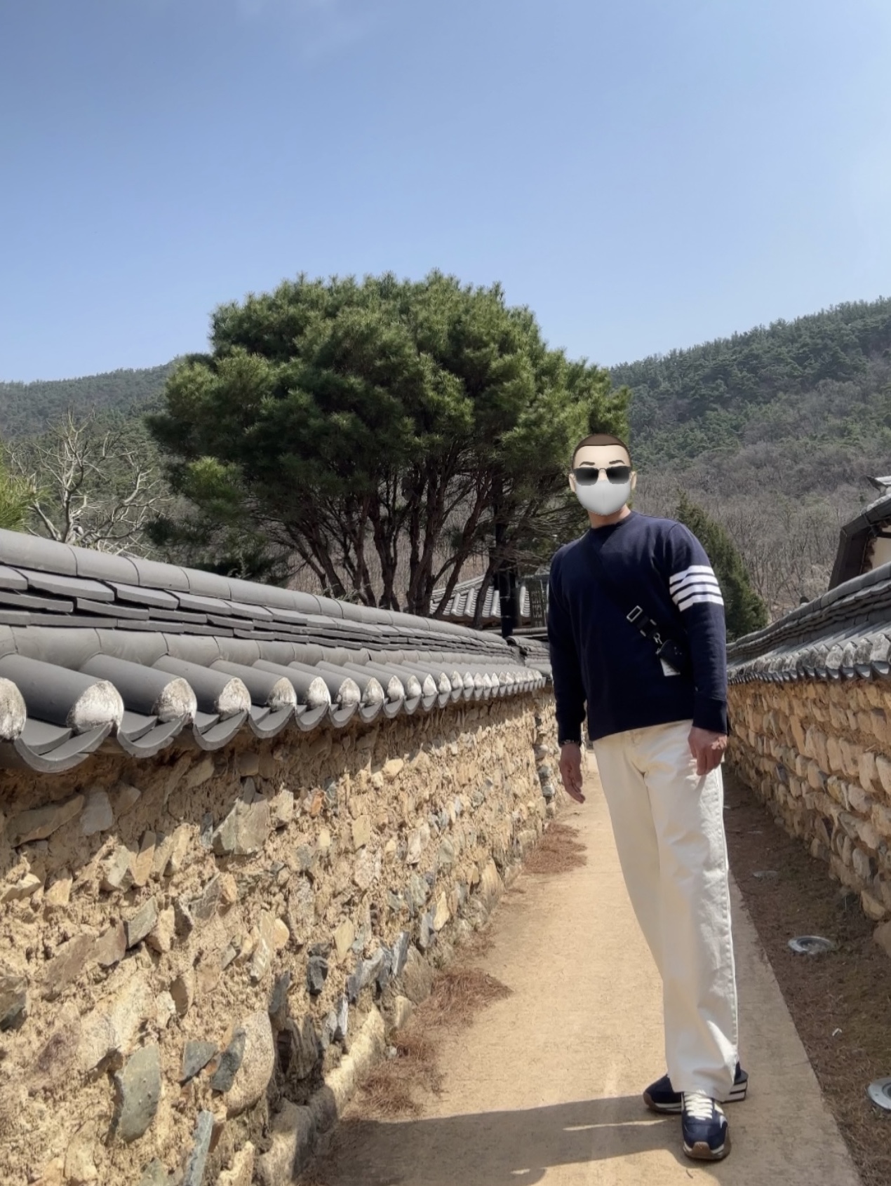 Tom Ford Suede Technical Fabric James Sneakers Midnight Blue Beige Cream, Prada Saffiano Leather Shoulder Bag Black 착용 스타일 - 1