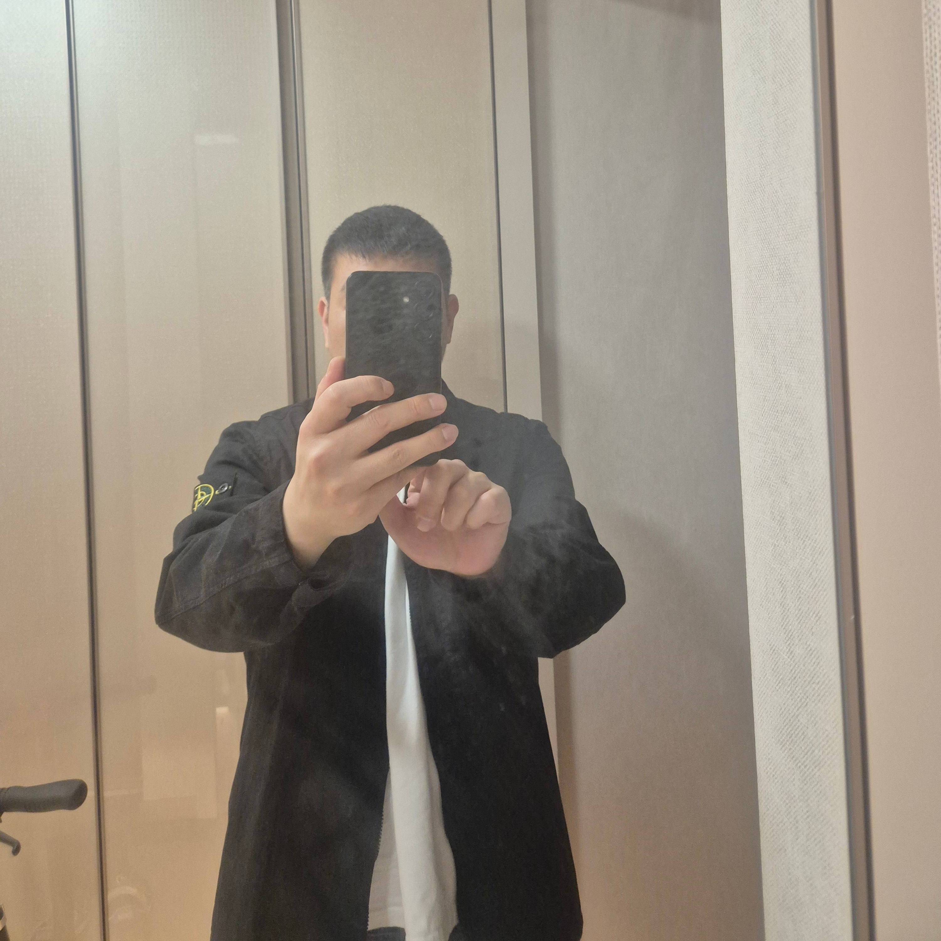 Stone Island 1200128 Organic Stretch Cotton Satin Overshirt Black - 25SS 착용 스타일