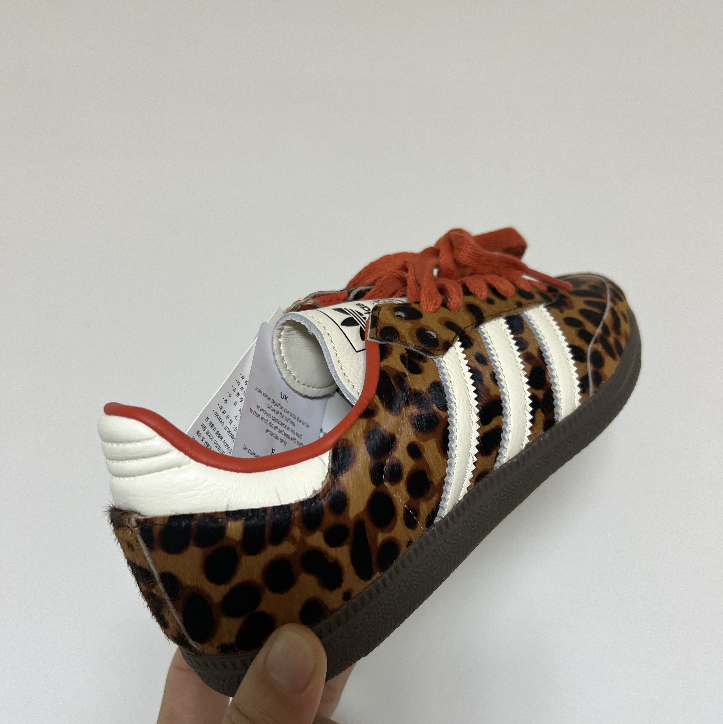 (W) Adidas Samba OG Core Black Preloved Red 착용 스타일 - 2