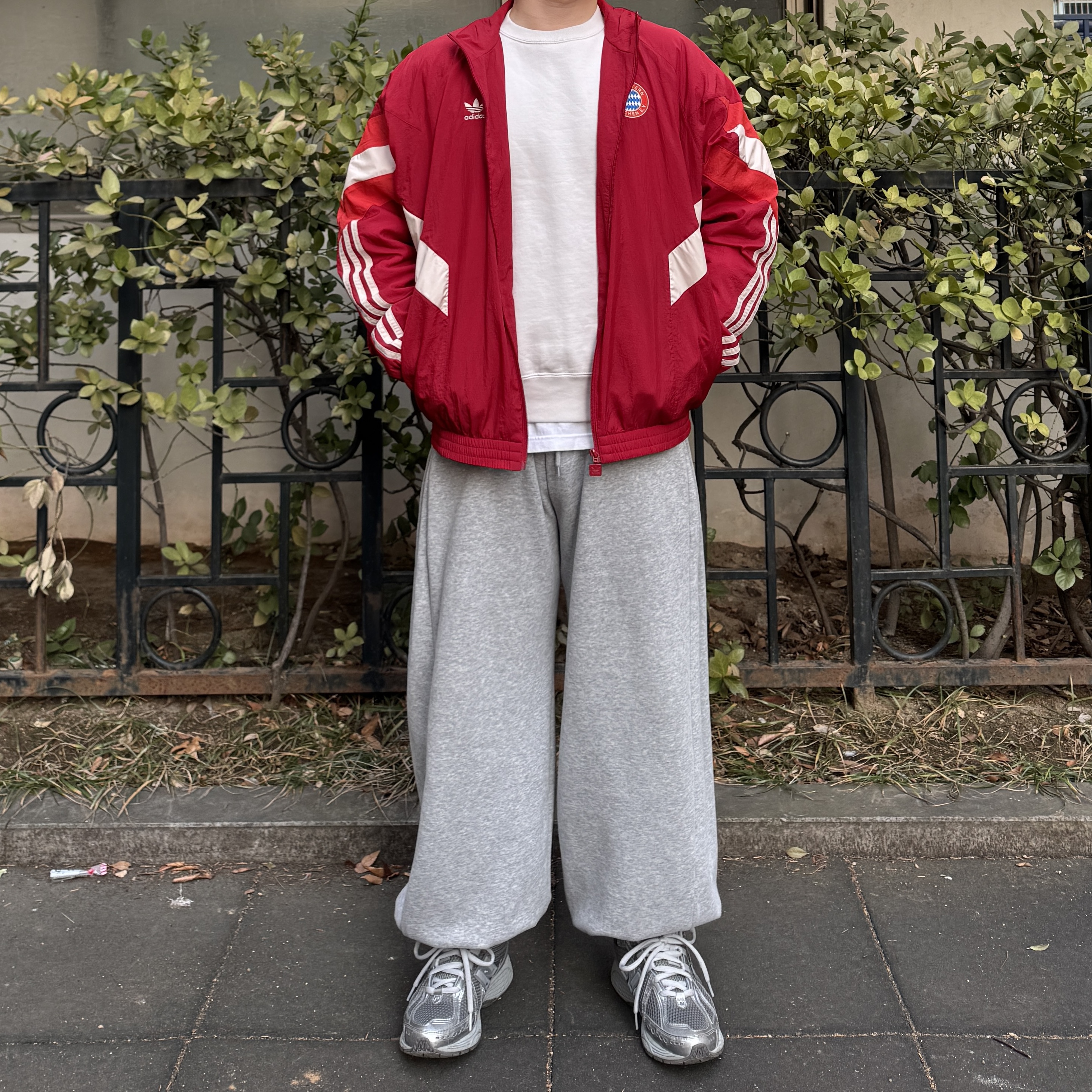 Adidas Bayern Munchen Originals Track Top Active Maroon - KR Sizing, New Balance 1906R Harbor Grey Silver Metalic 착용 스타일
