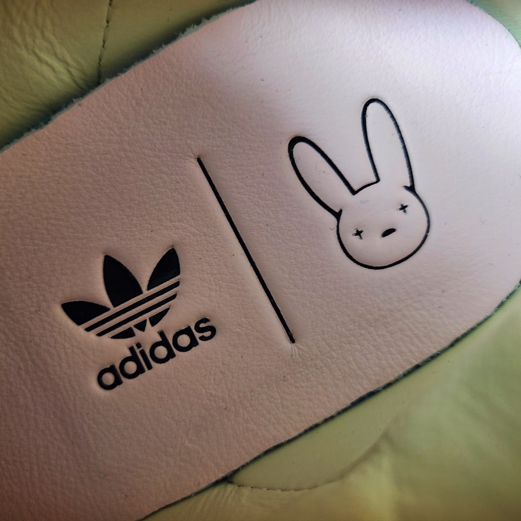 Adidas x Bad Bunny Campus Dark Brown Chalk White 착용 스타일 - 4