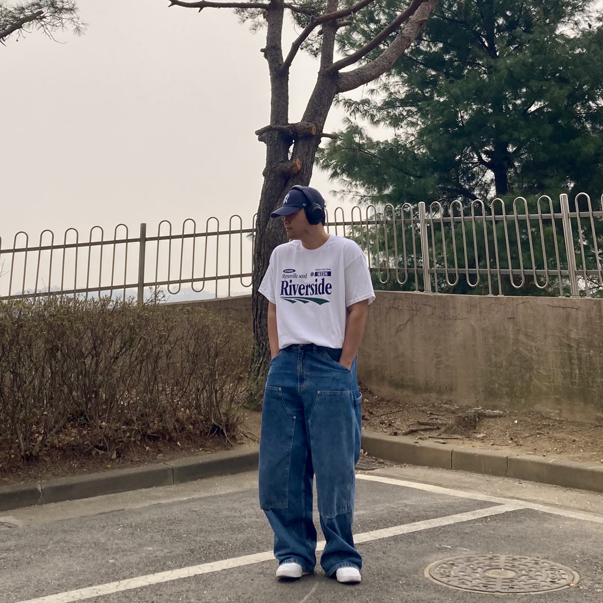 Gildan X EMEM Riverside T-Shirt White 착용 스타일 - 2
