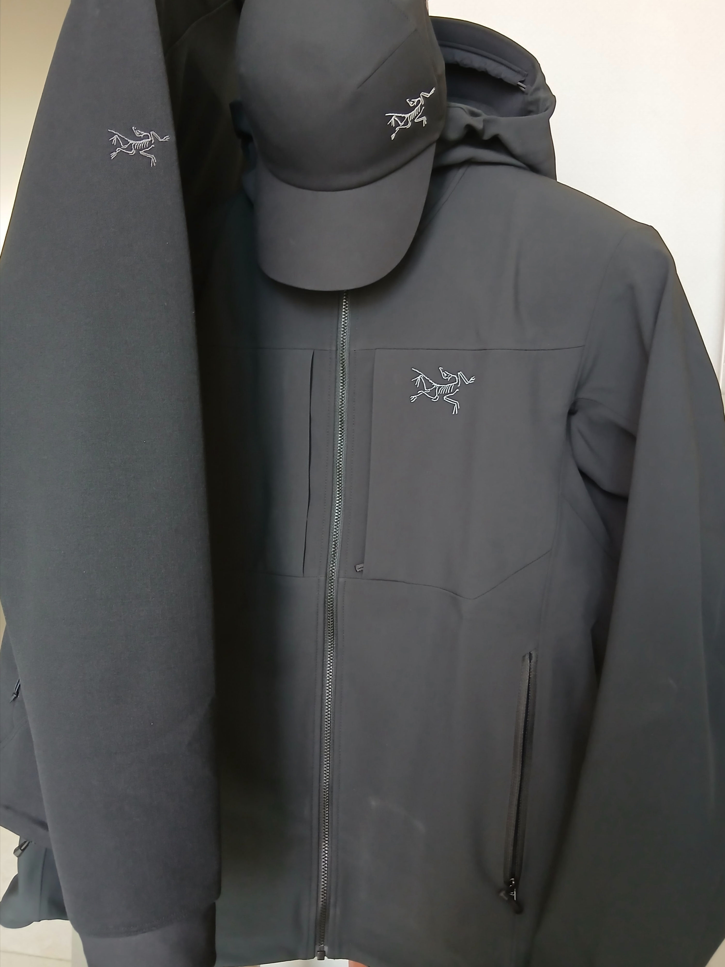 Arc'teryx Calvus Cap Black, Arc'teryx Gamma MX Hoody Black 착용 스타일 - 1