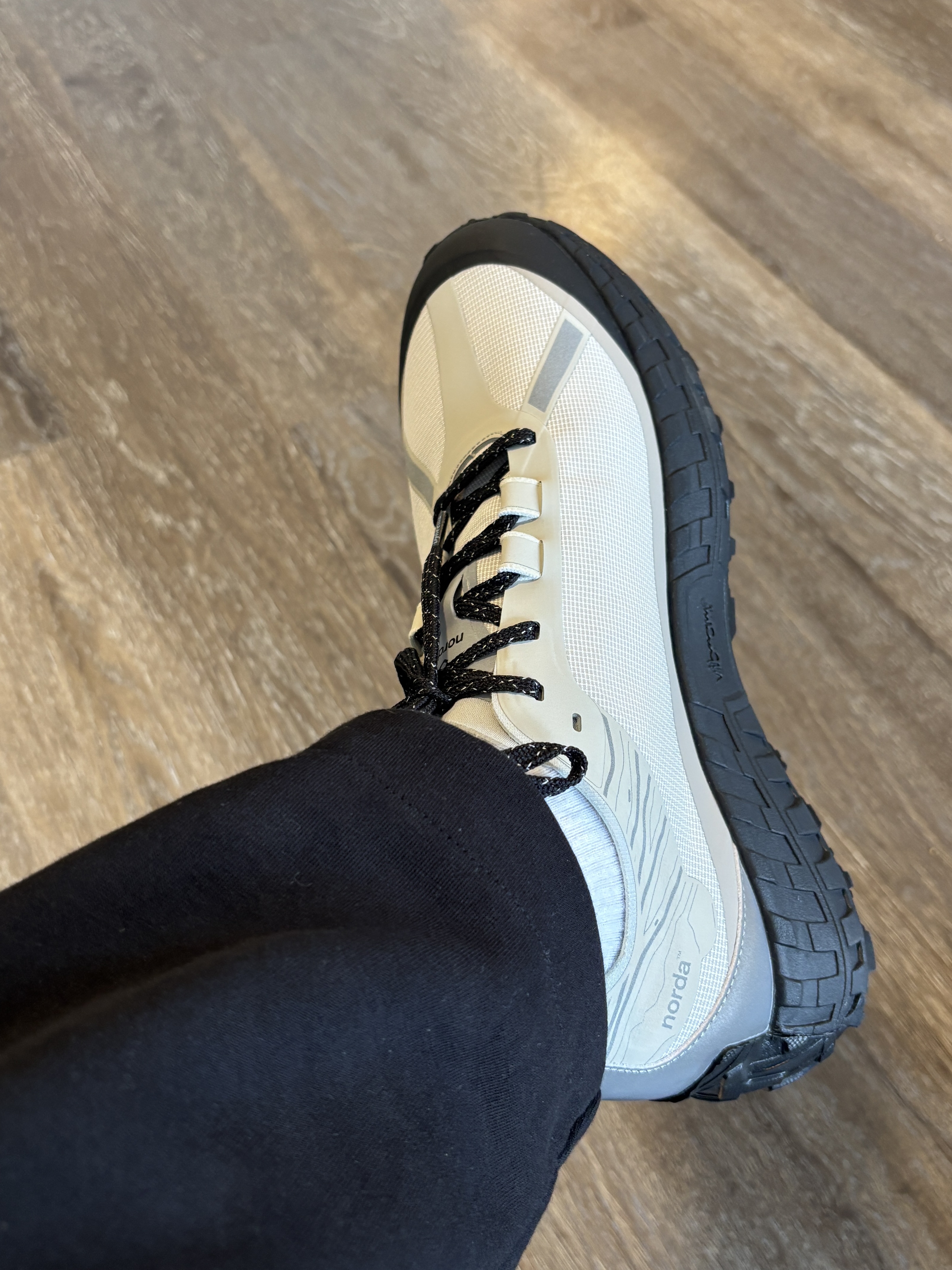 Norda 001/A Cinder, Arc'teryx Bird Head Toque Orca 착용 스타일 - 3